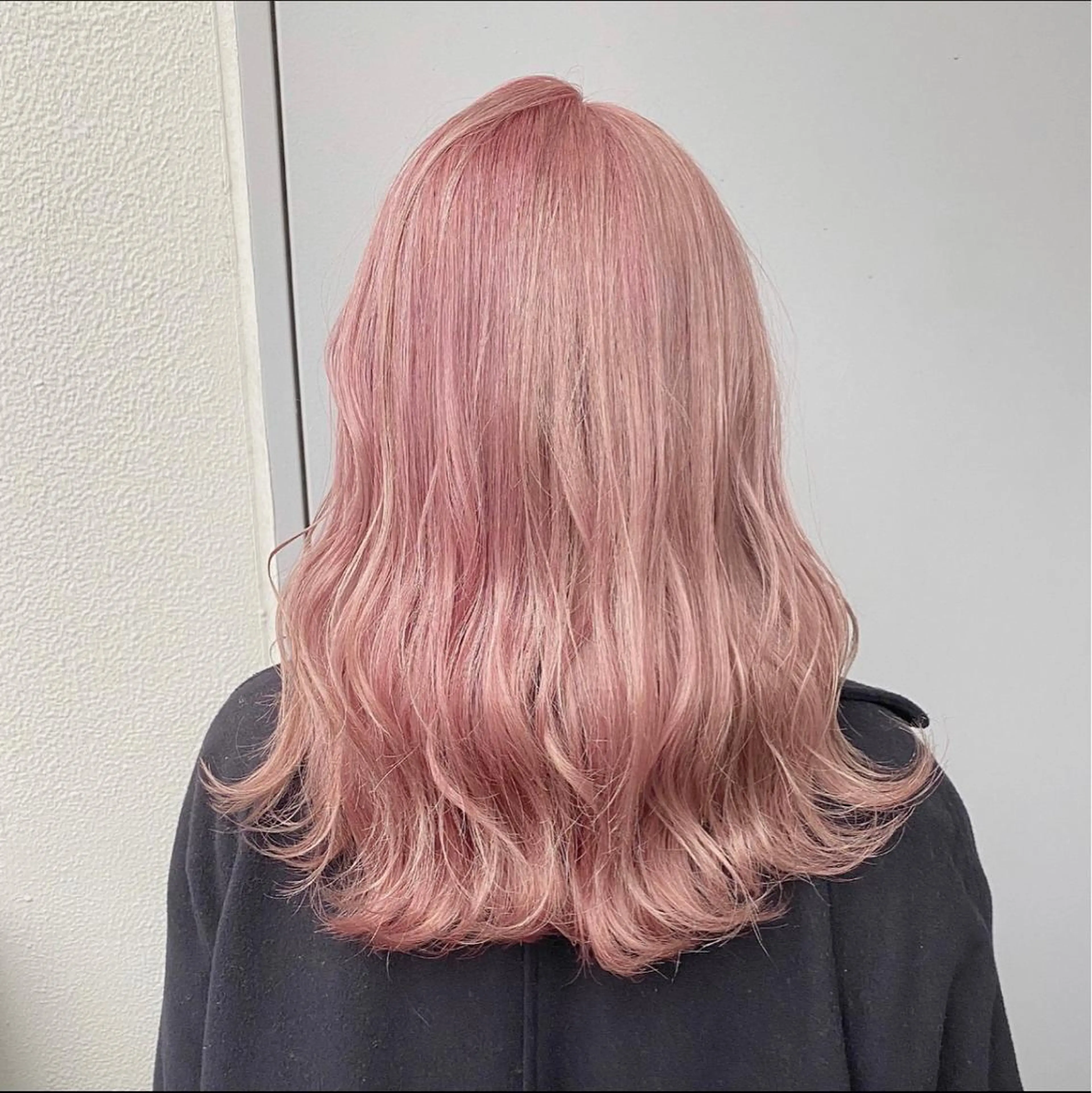ミディアム ❤︎ワンホンガーリー なハイトーンヘア❤︎のヘアスタイル