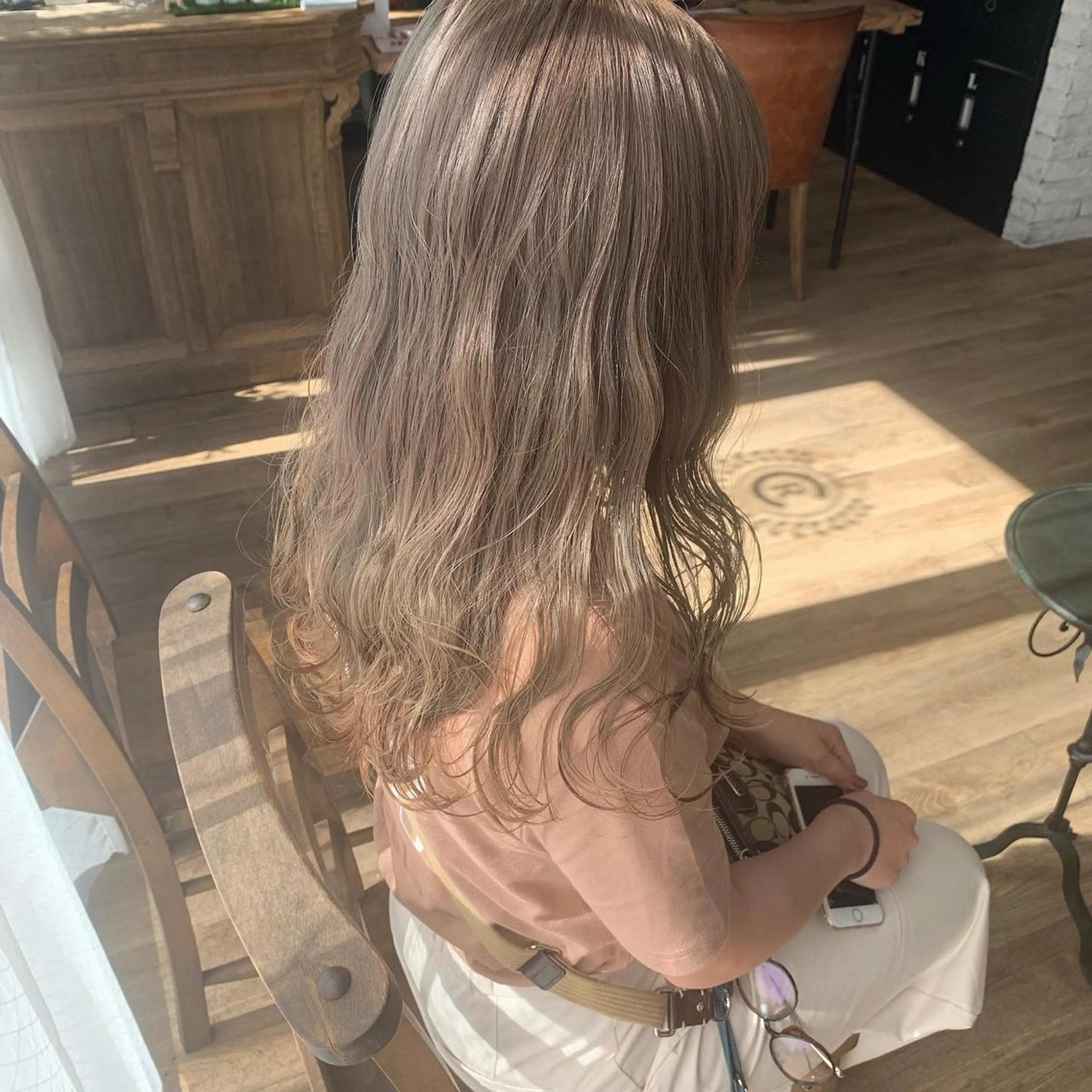 ロング カラー ベージュカラー ミルクティーベージュ ヘアカラー トリートメント レイヤー/顔周り /AKARIのヘアスタイル