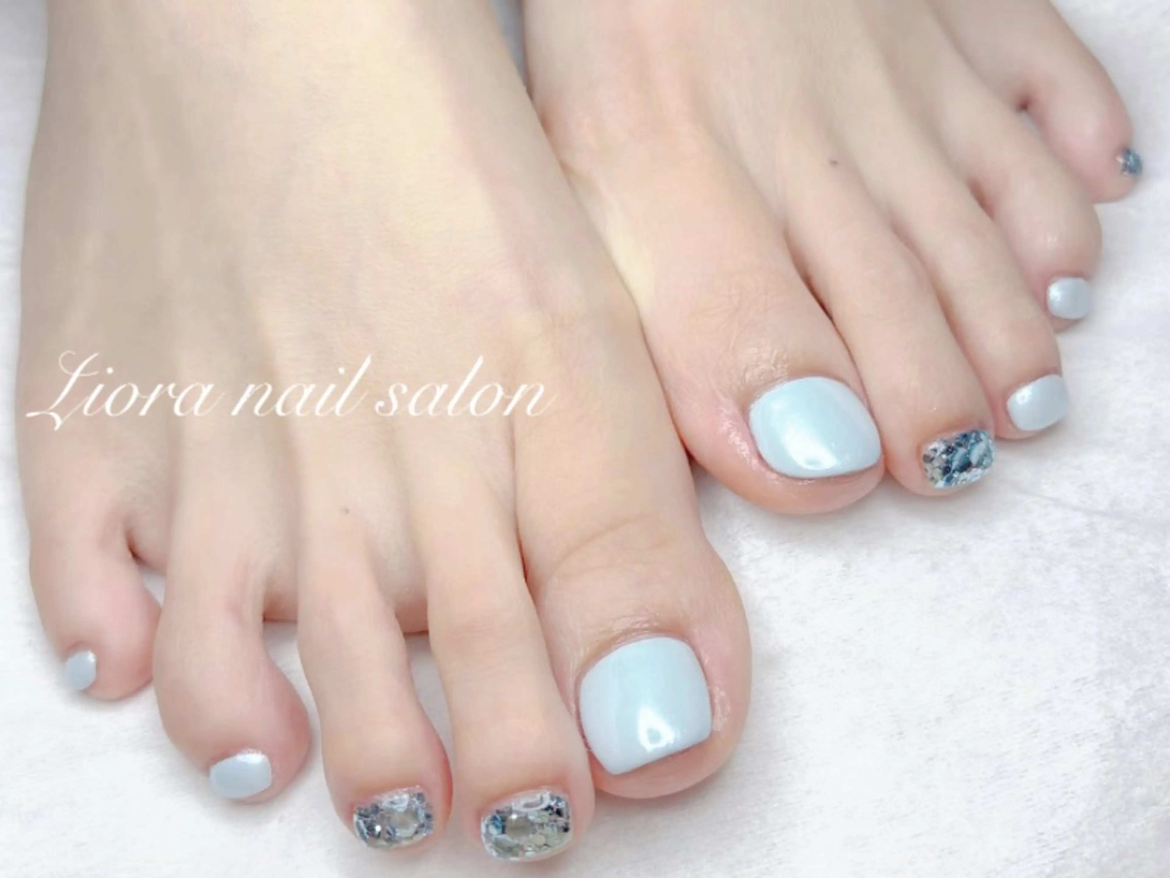 ネイル フレンチネイル ジェルネイル ガーリー グラデーション キラキラネイル フットネイル Liora ネイルサロン所属・Liora nail salonのネイルデザイン