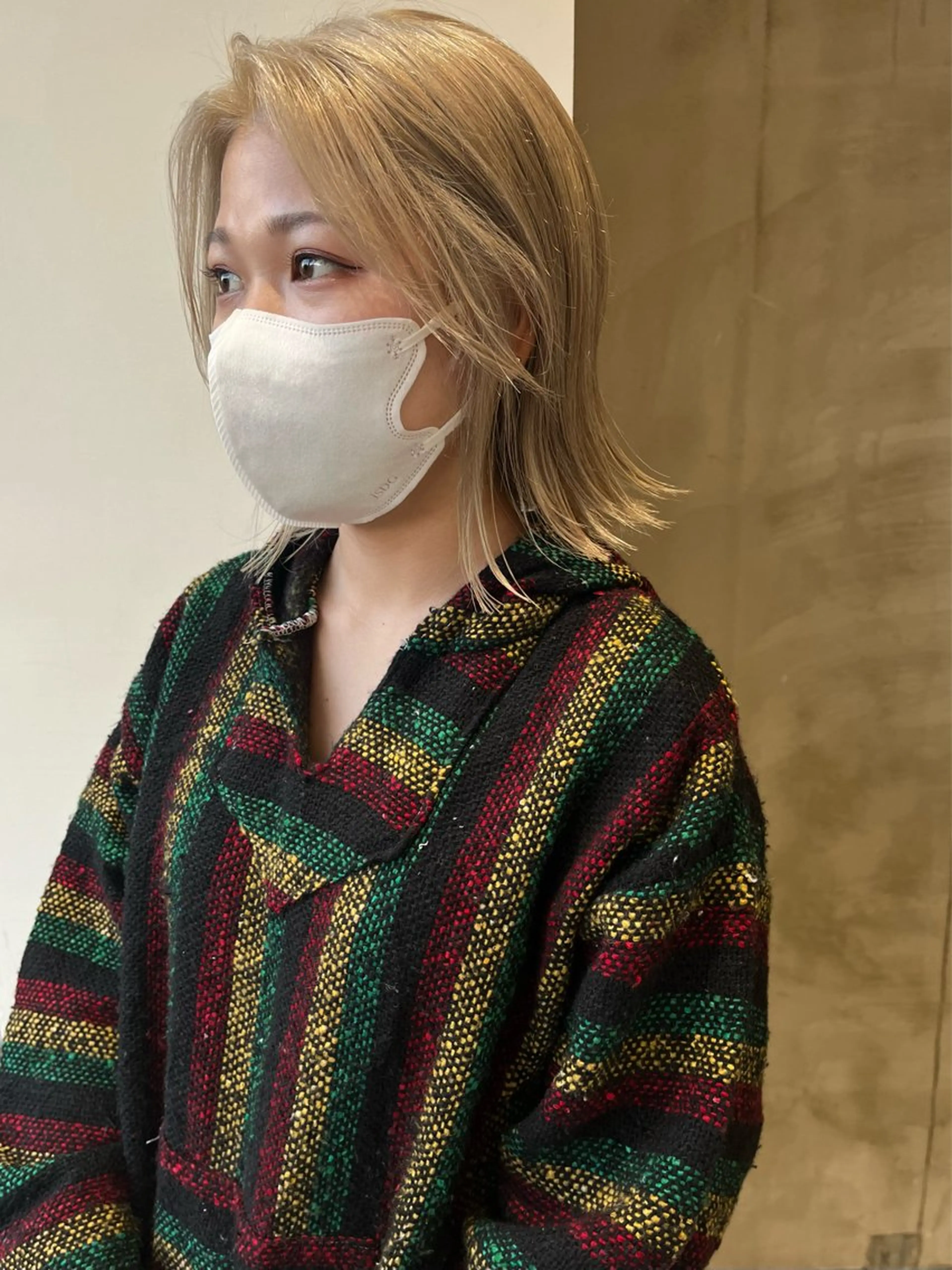 ミディアム カラー ベージュカラー ブリーチ ホワイトベージュ 鈴木 美紅のヘアスタイル