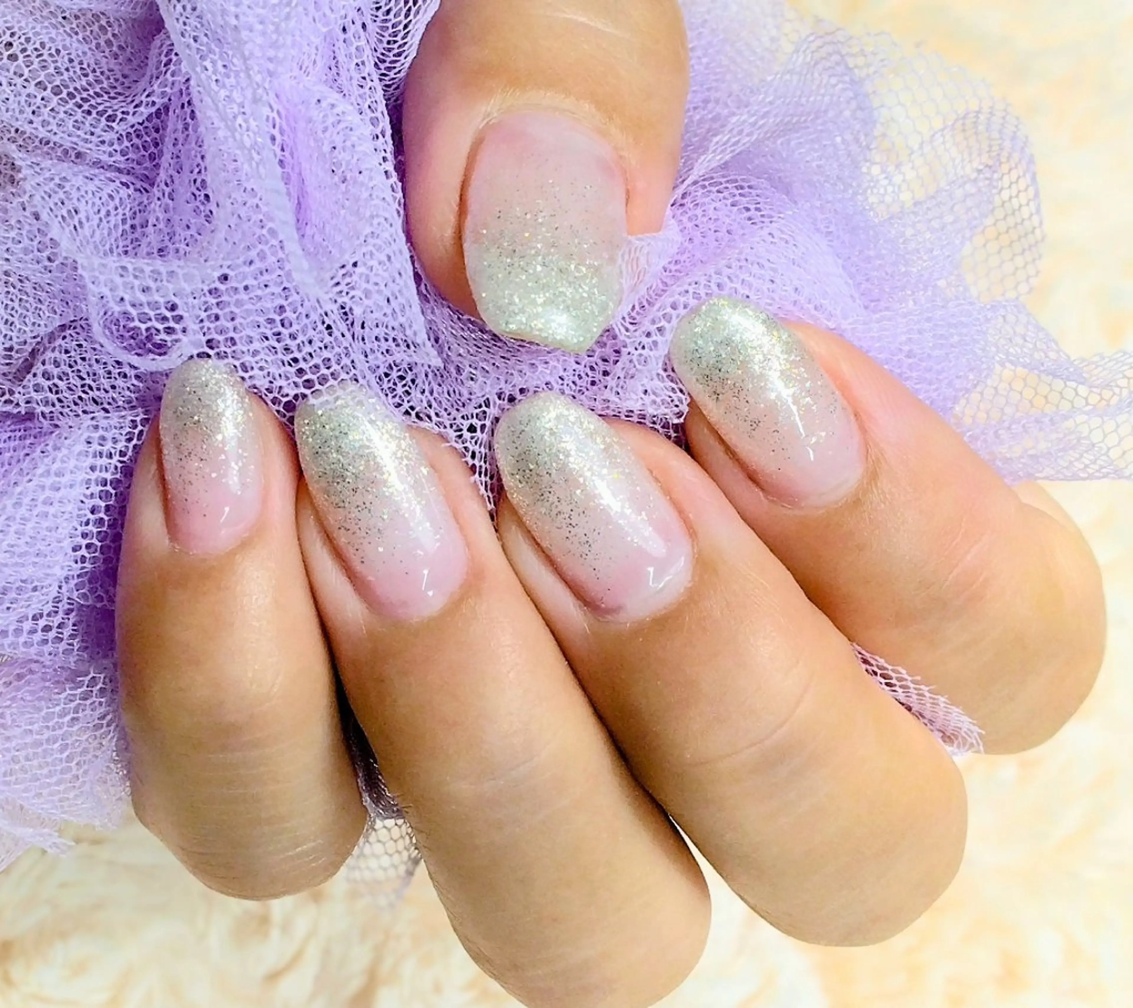 ネイル グラデーション ラメ(グリッター) ラメグラデーション シルバー ホワイト ハンドネイル ARTEMIS SAITOのネイルデザイン