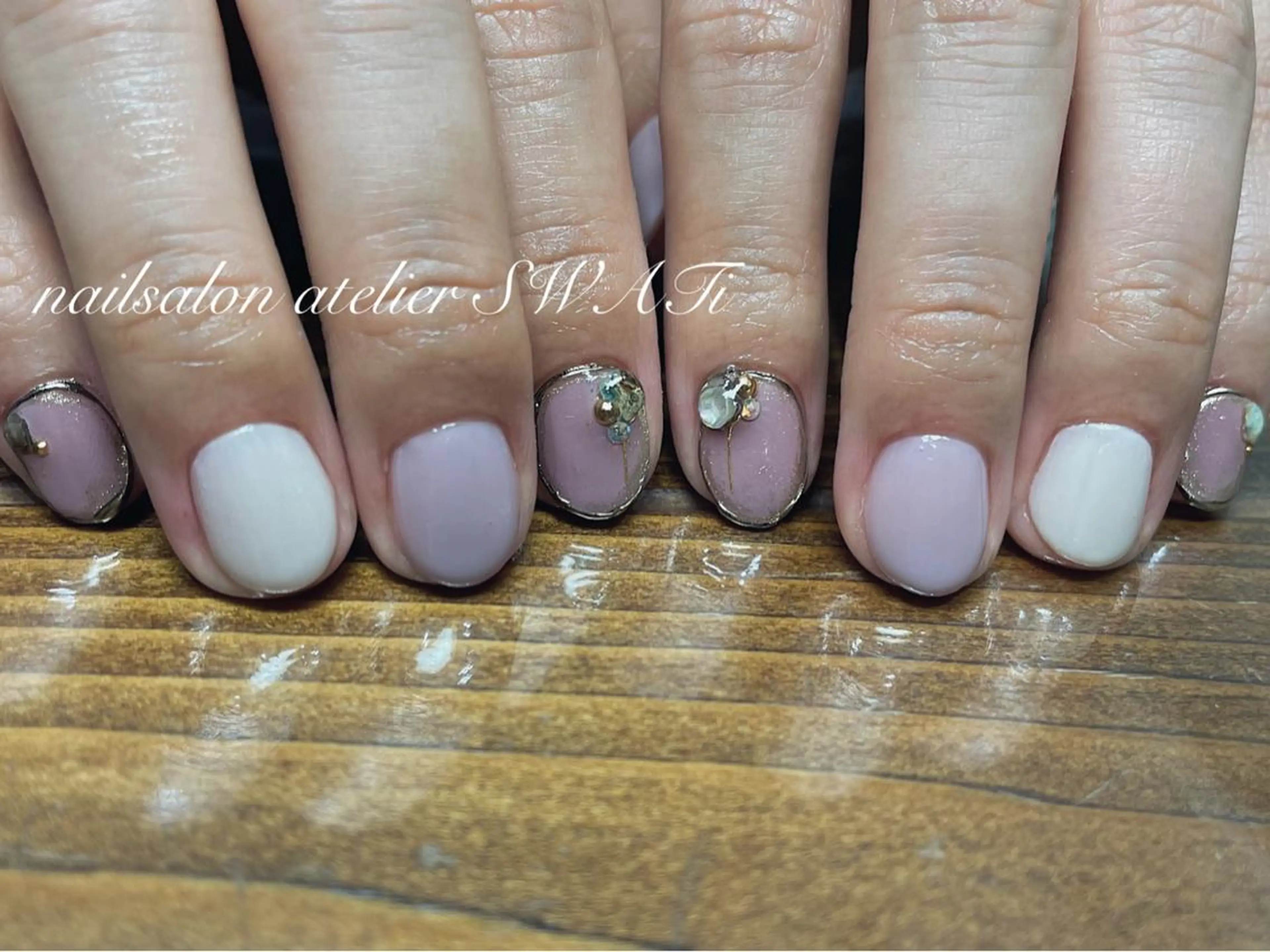 ネイル ストーンネイル ハンドネイル ヘアーサロン大野所属・nailsalon SWATiのネイルデザイン
