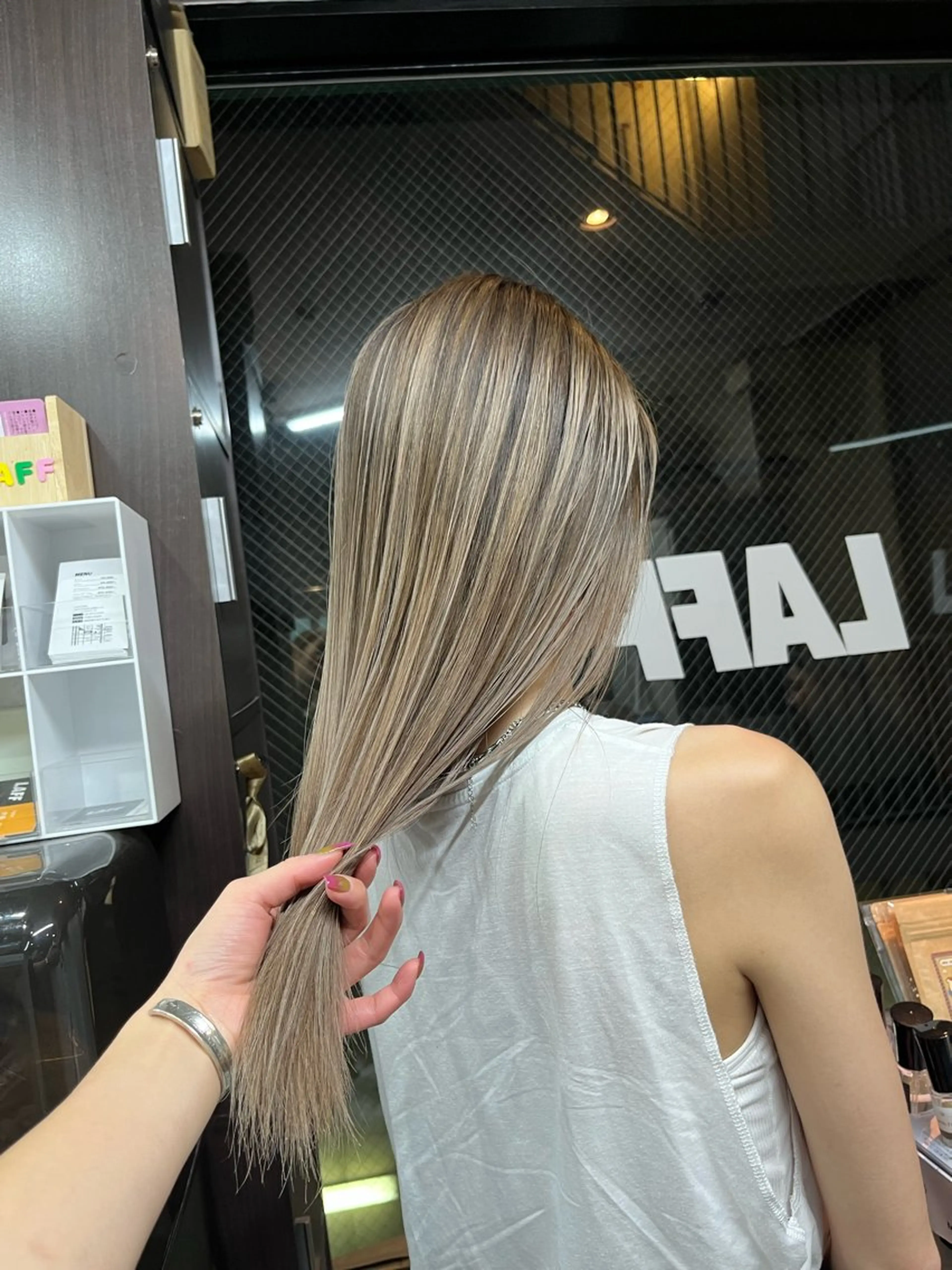 セミロング カラー バレイヤージュ レイヤーカット LAFF きよののヘアスタイル