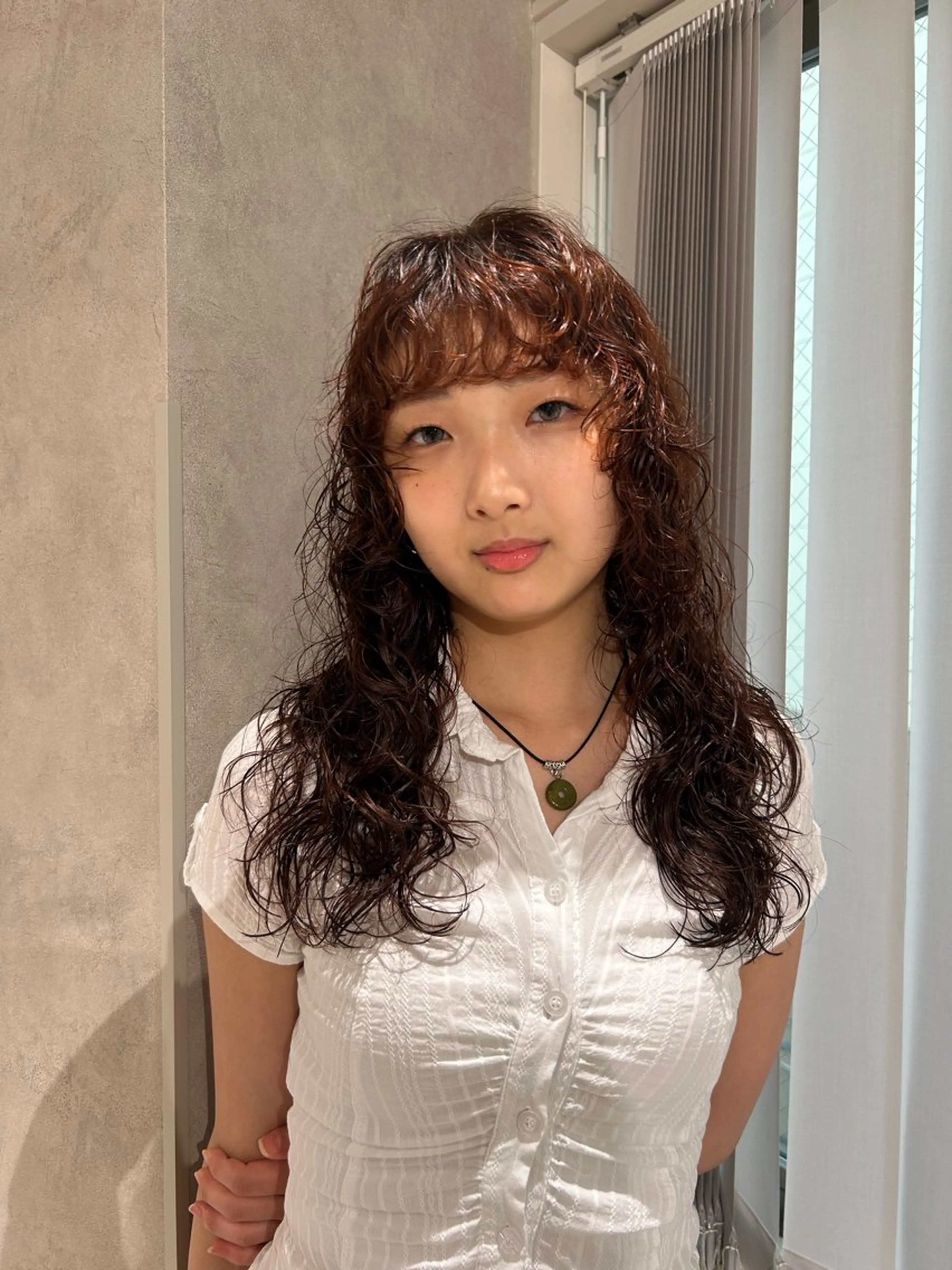 セミロング カラー パーマ セミロングパーマ オレンジ レイヤーカット スパイラルパーマ カット ヘアカラー パーマ ayano🍒パーマ 暖色カラーのヘアスタイル