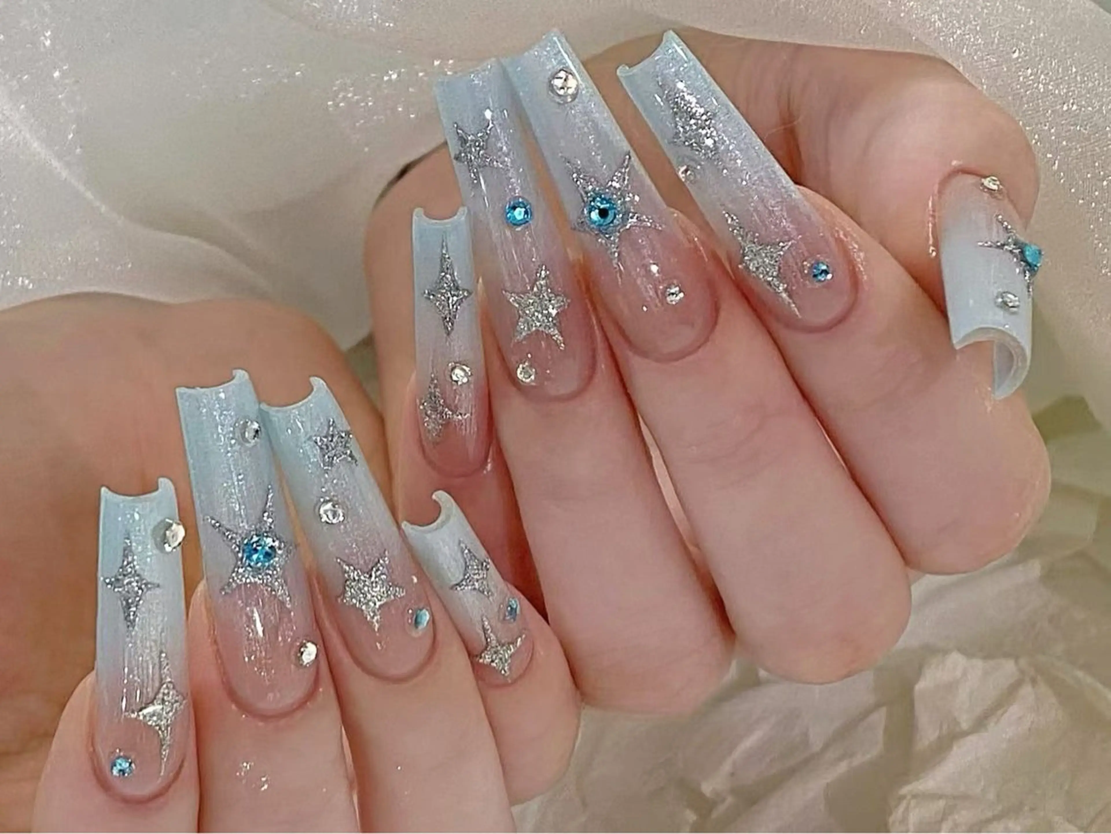 ネイル ブルー クリアネイル グラデーション ラメ(グリッター) ロングネイル ハンドネイル ハンドケア DarkHoney 池袋店のネイルデザイン