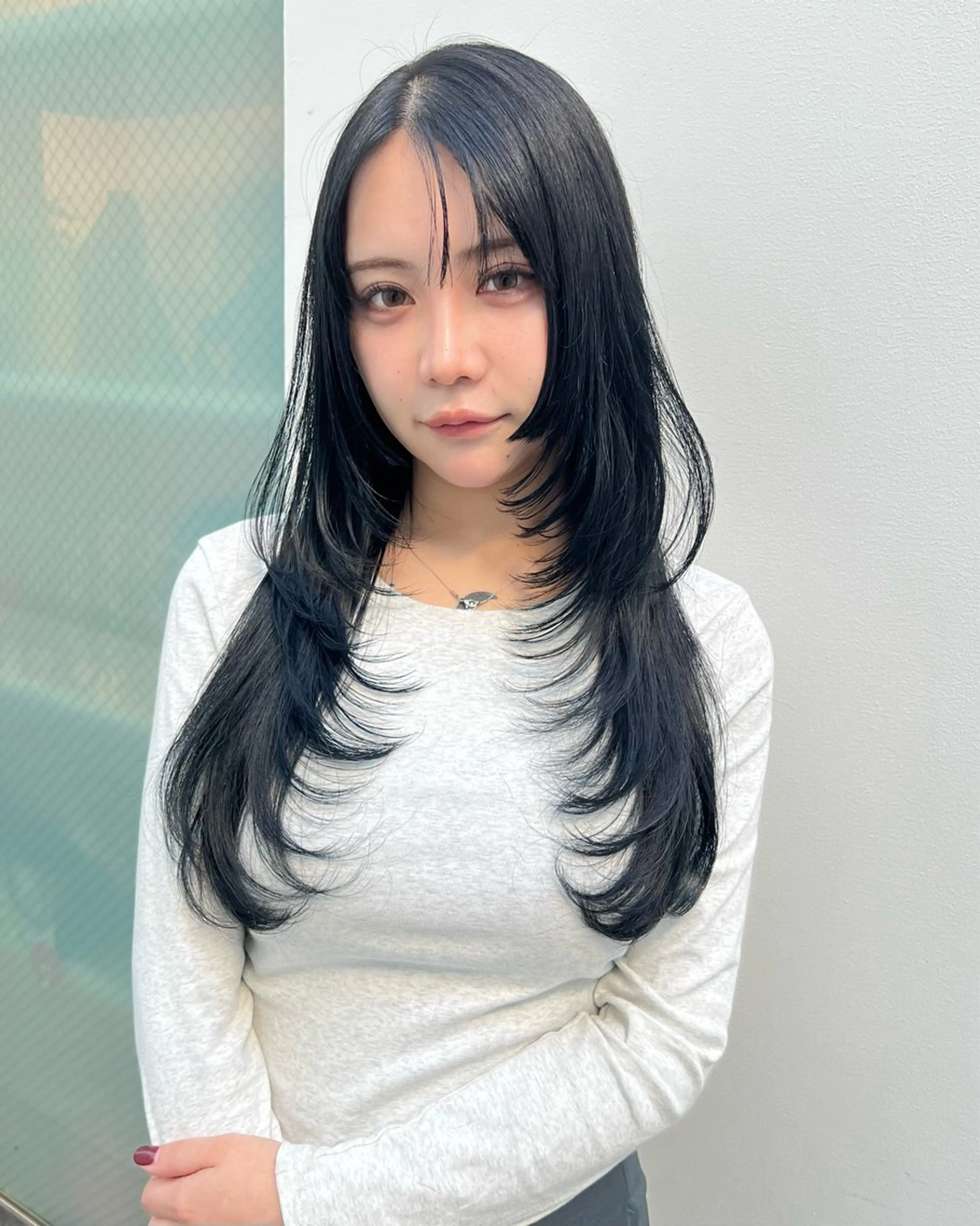 ロング レイヤーカット 小顔カット ウルフカット ウルフレイヤー salowin表参道HOLON所属・TOMOYAレイヤー ブリーチ縮毛矯正のヘアスタイル