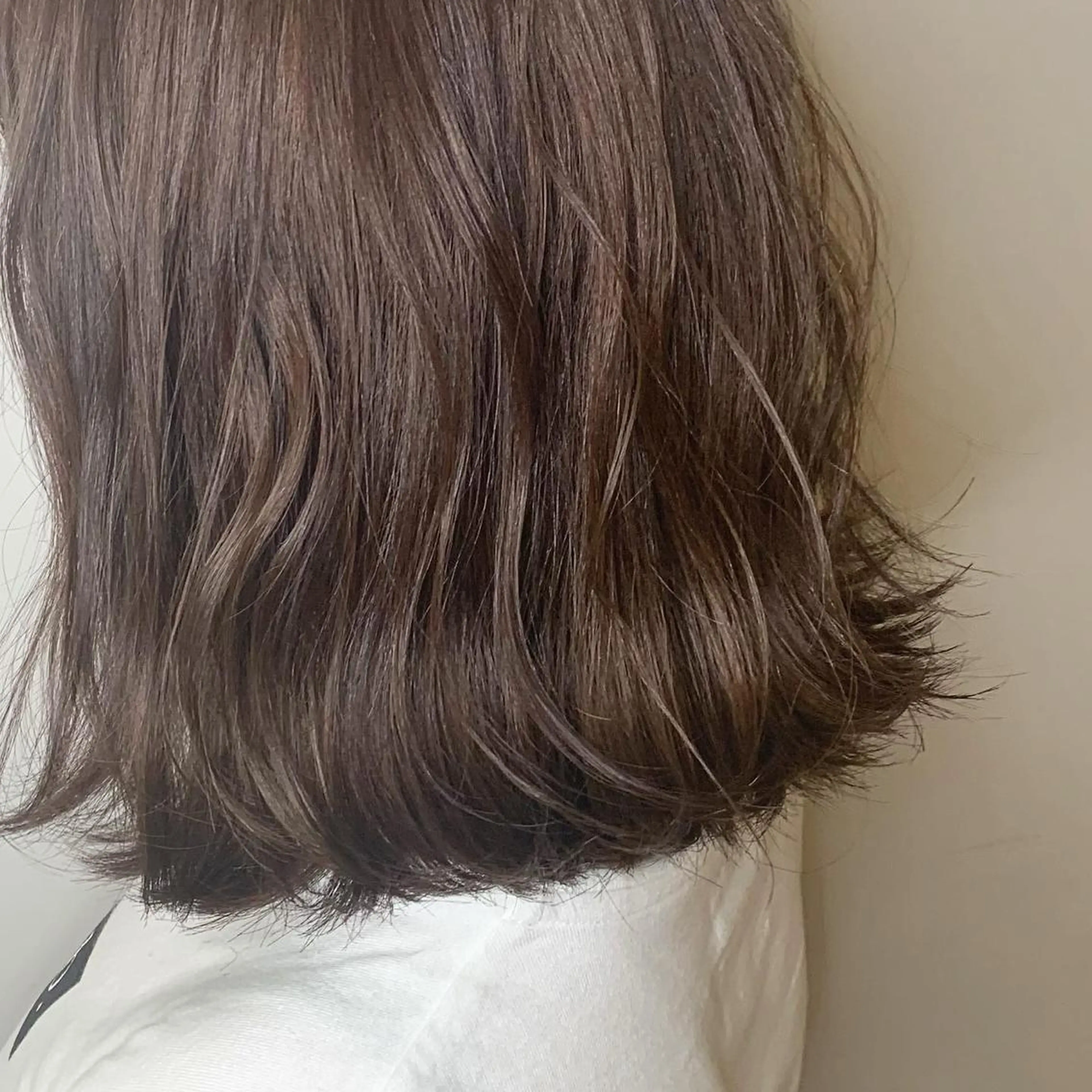 ミディアム カラー 小森 衣純のヘアスタイル