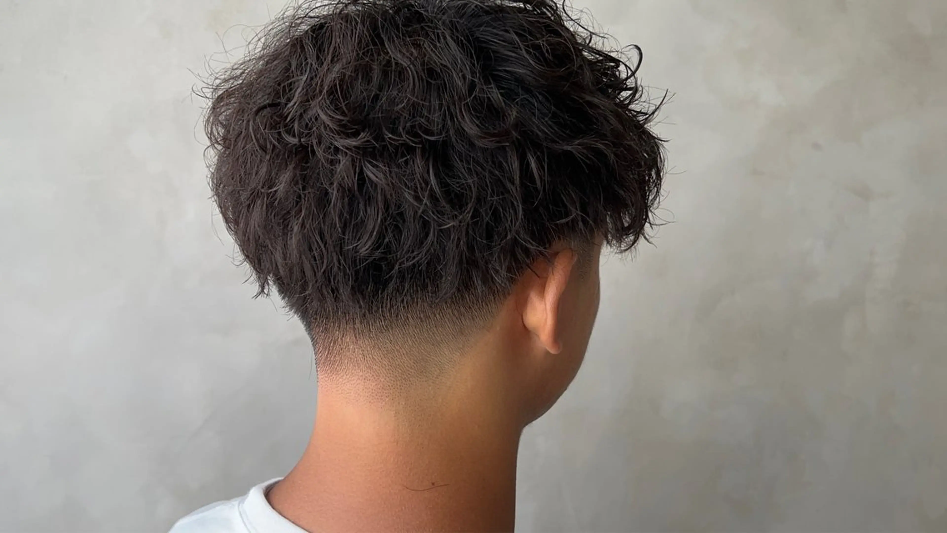 メンズ フェードカット メンズパーマ 刈り上げ 波巻きパーマ 可児 令路のヘアスタイル