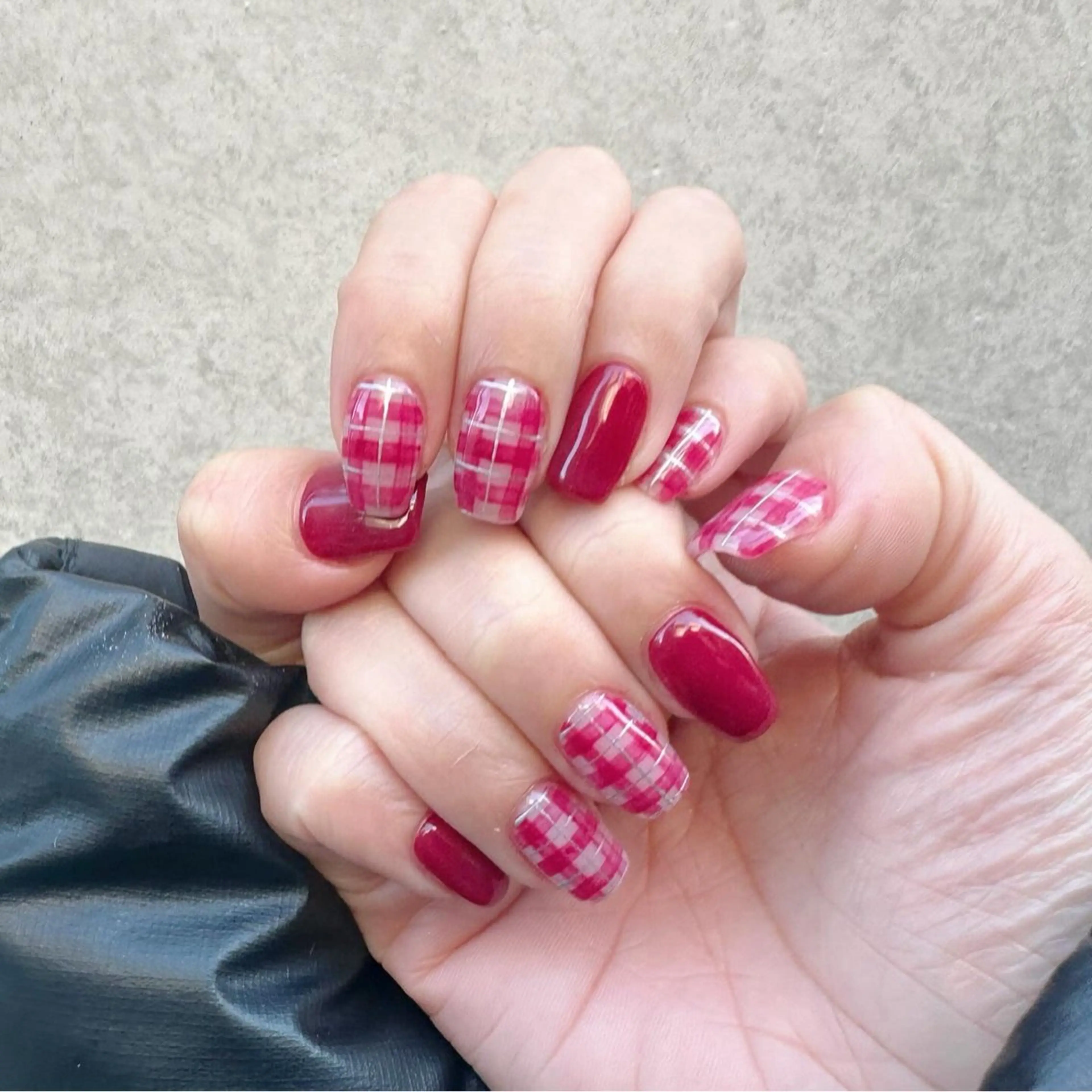 ネイル 氷ネイル・うるうるネイル 韓国ネイル ニュアンスネイル 赤色 冬ネイル 🪞KAPE NAIL 🪞のネイルデザイン