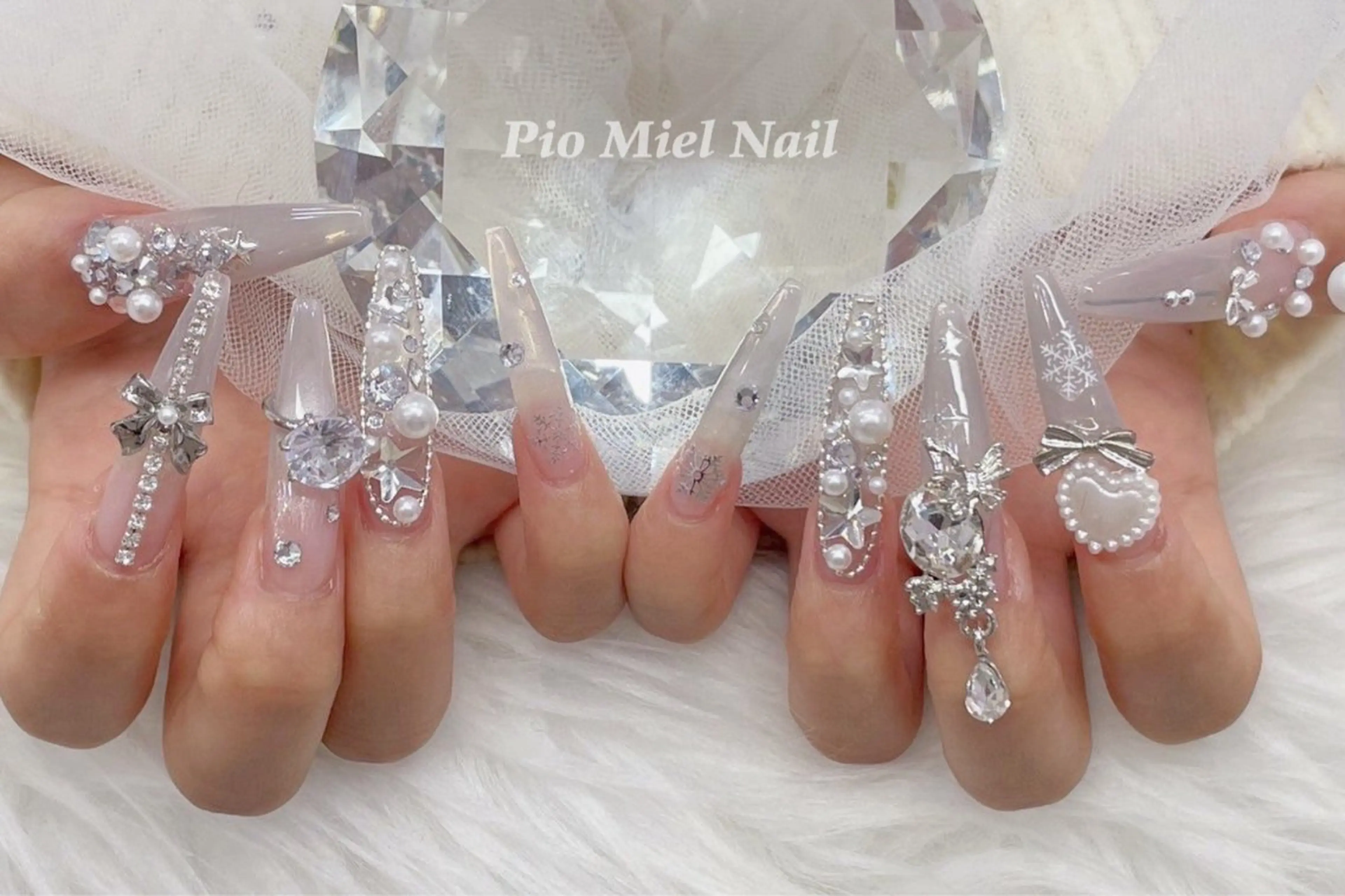 ネイル キラキラネイル 韓国ネイル ロングネイル シルバー 冬ネイル ハンドネイル momo 長さだしのネイルデザイン