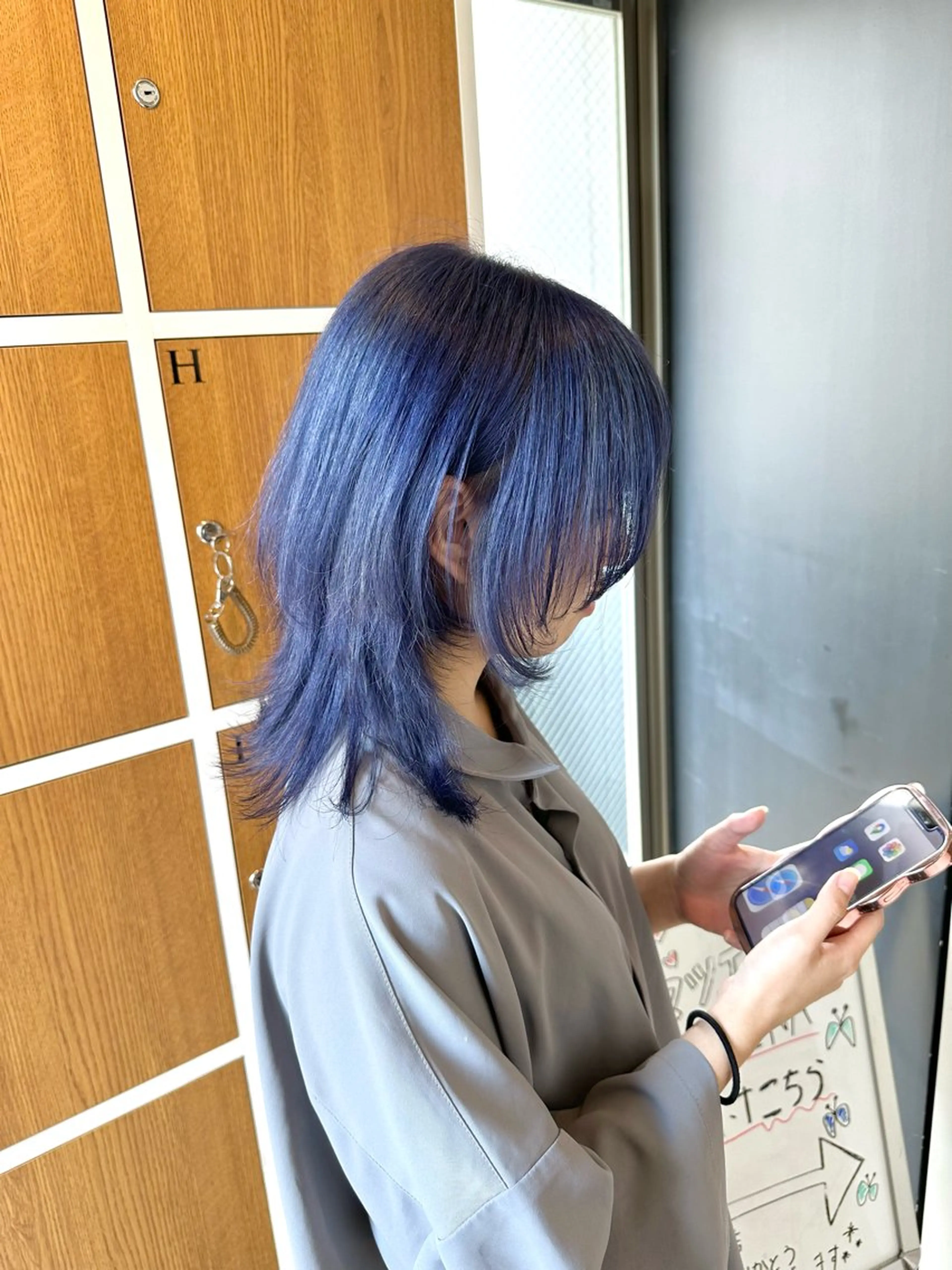ショート カラー デザインカラー ハイトーンカラー ボブ くびれヘア 顔まわりレイヤー 大阪ウルフカット ハッシュカットのヘアスタイル