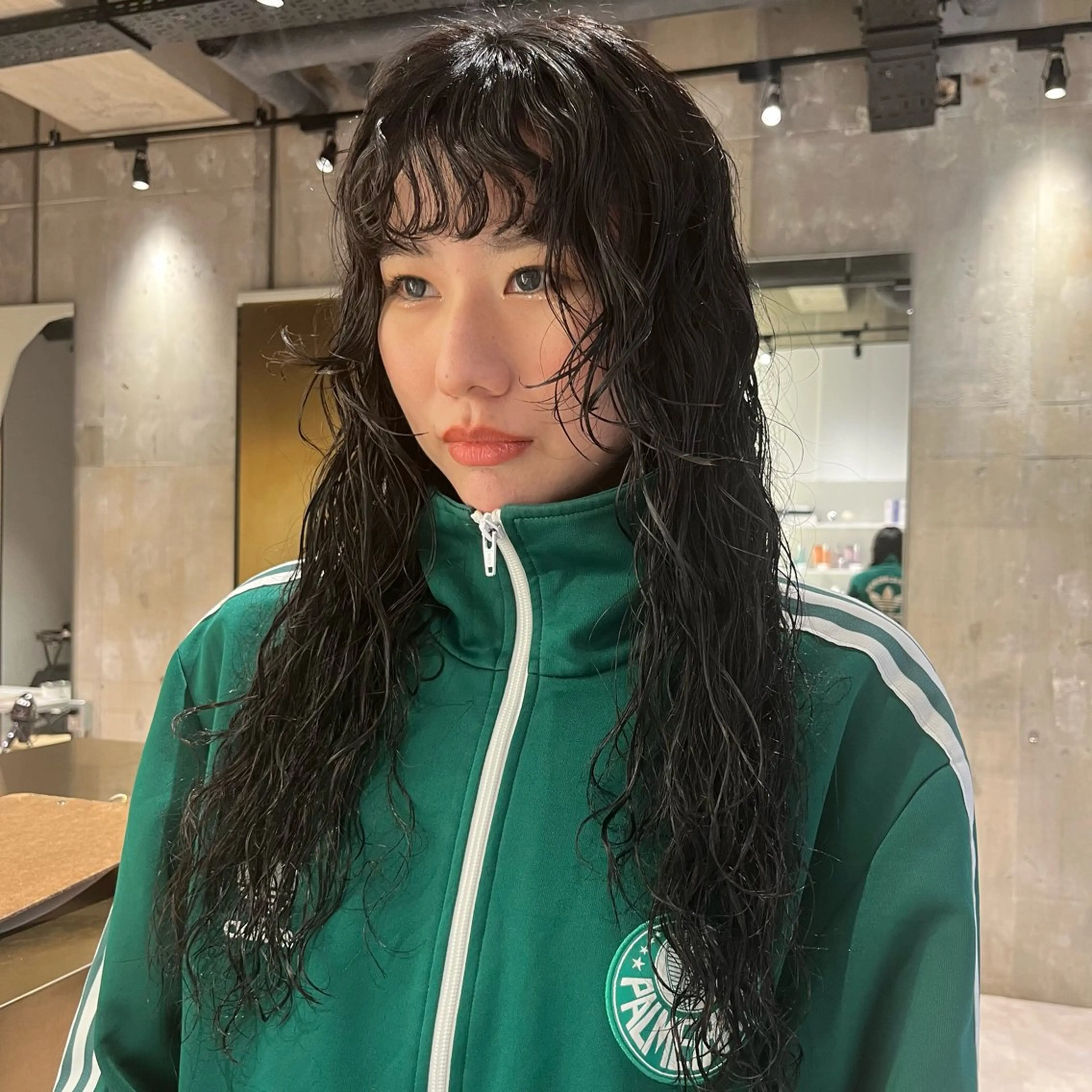 ロング パーマ 顔まわりレイヤー レイヤーカット iLi🫧kim ryongna🦋のヘアスタイル