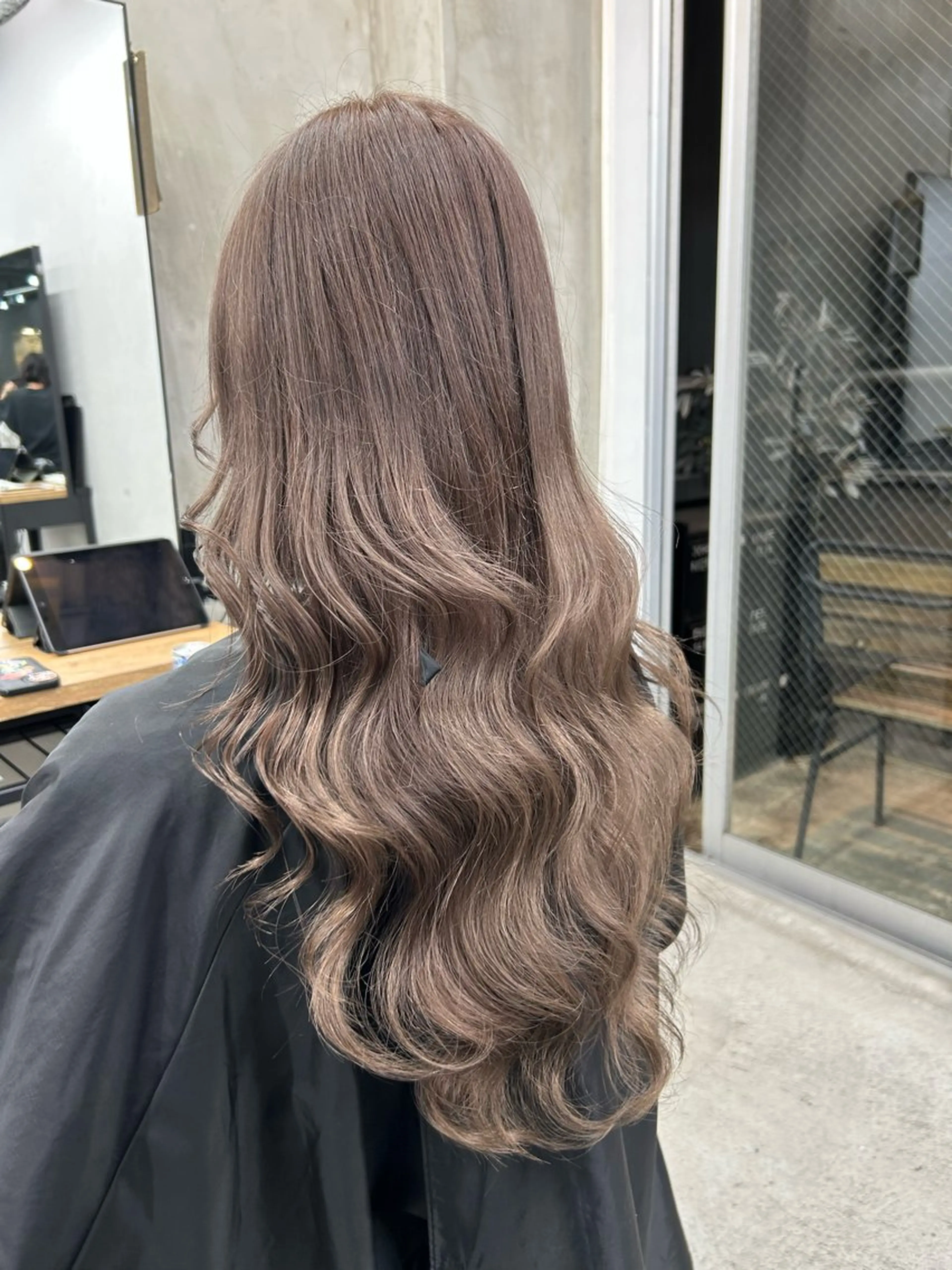 ロング カラー ベージュカラー ブリーチ ケアブリーチ ダブルカラー ミルクティーベージュ カット ヘアカラー トリートメント RYOSUKE ハイトーンのヘアスタイル