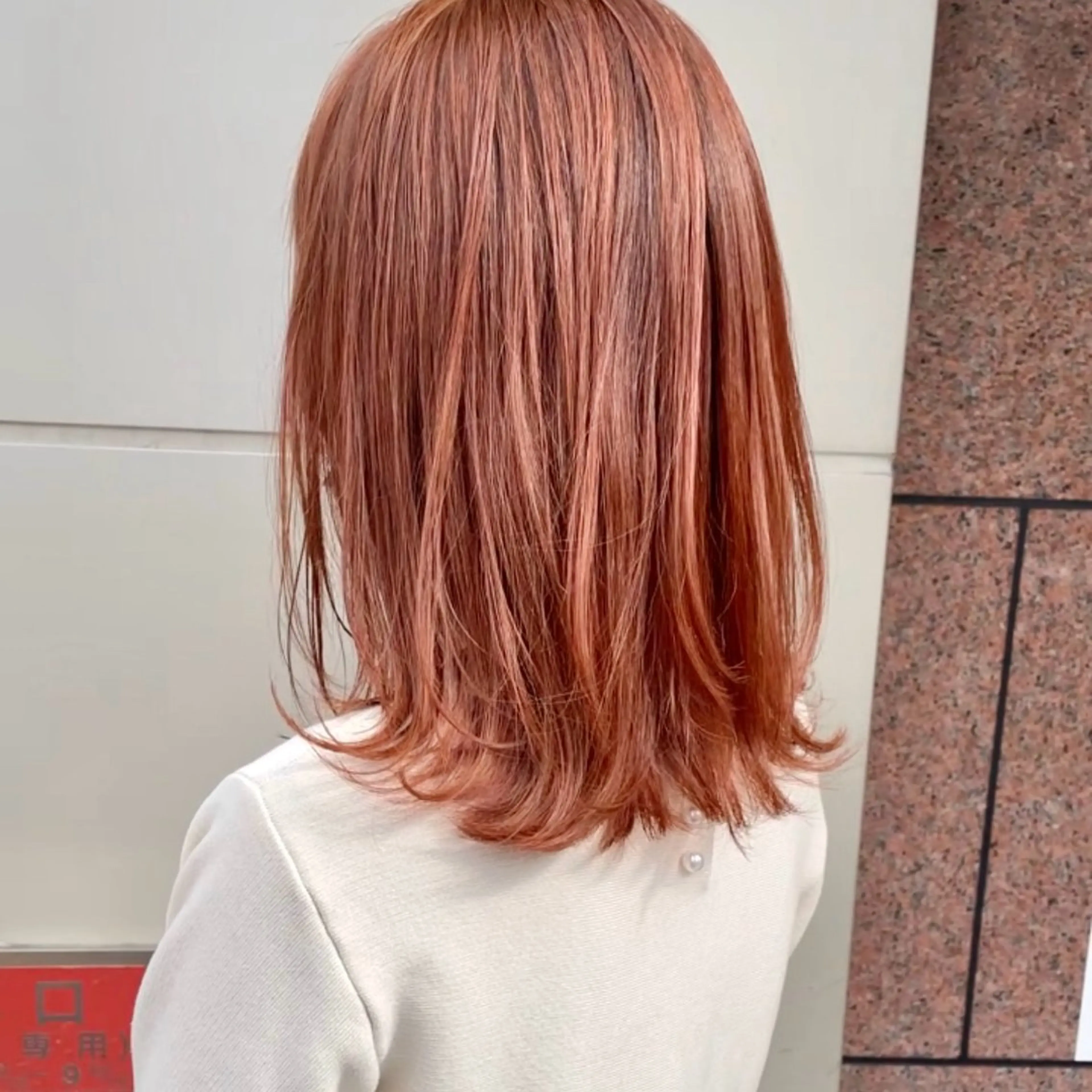 ミディアム カラー ミディアムレイヤー ブリーチ オレンジ オレンジピンク ピンクカラー 鈴木 美穂のヘアスタイル