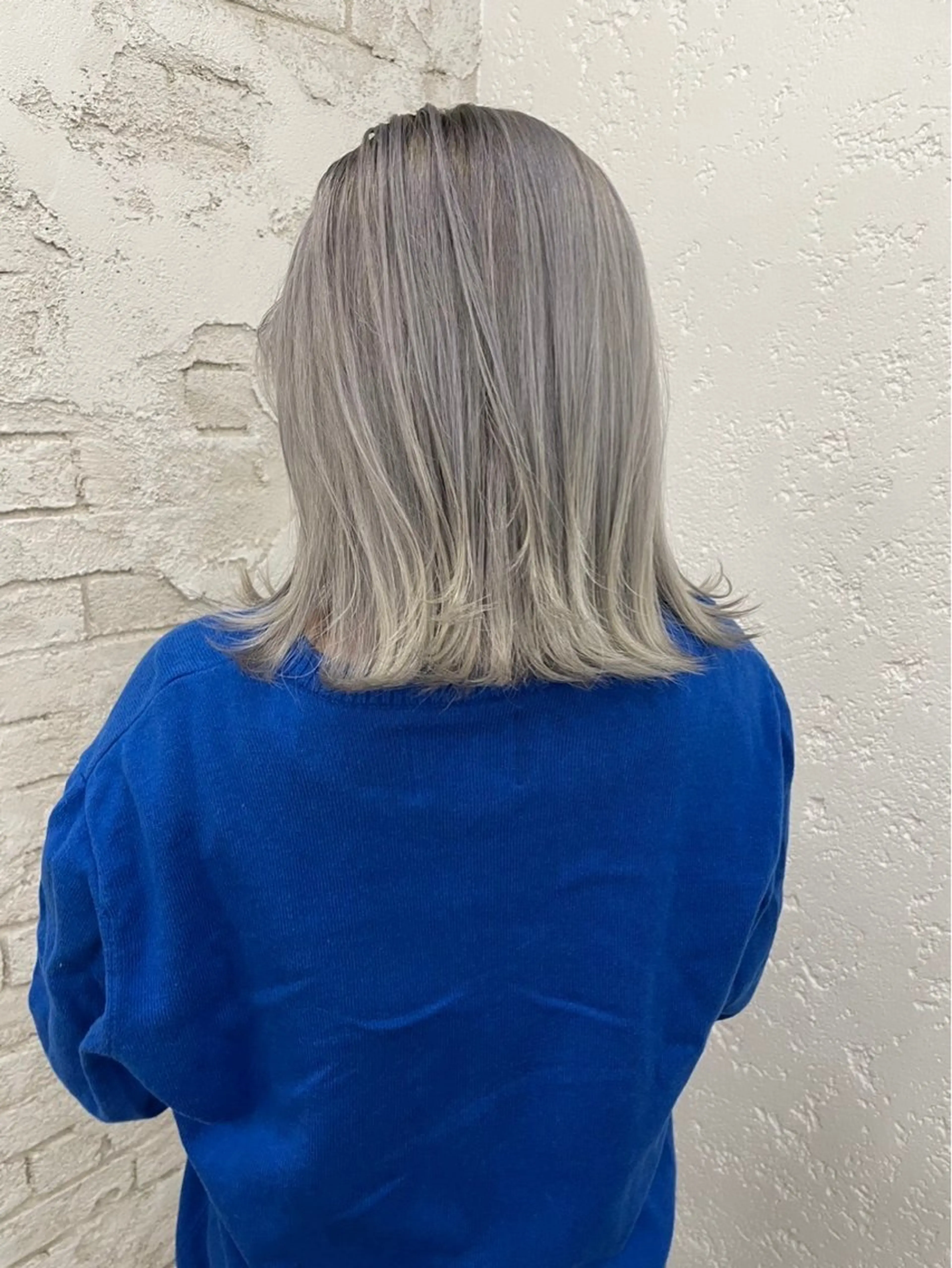 ミディアム 外ハネヘア ハイトーンケアカラー コト👱🏻‍♀️のヘアスタイル