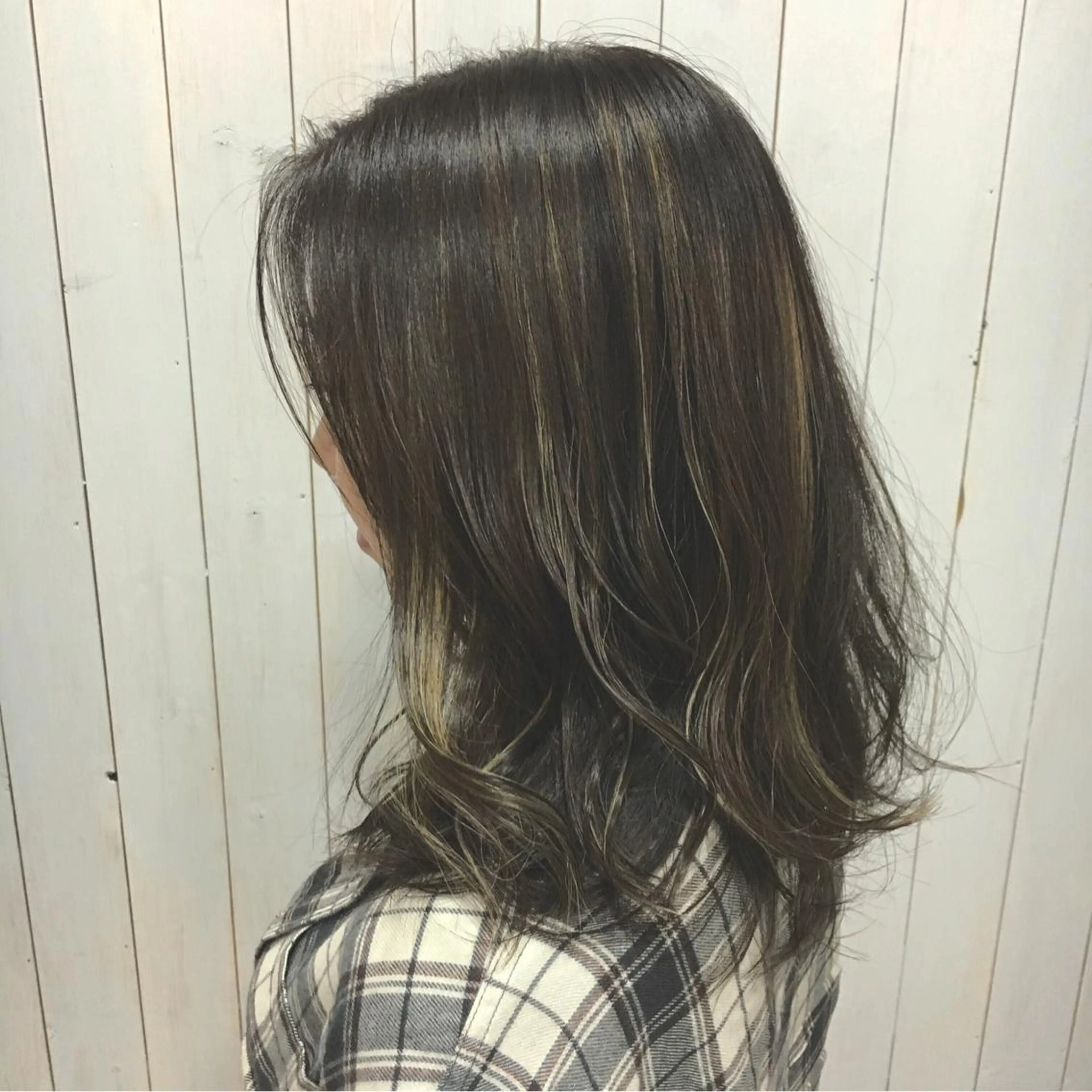 セミロング カラー ブリーチ ブルーカラー ブルーバイオレット ハイライトカラー バイオレットカラー 山田 守のヘアスタイル