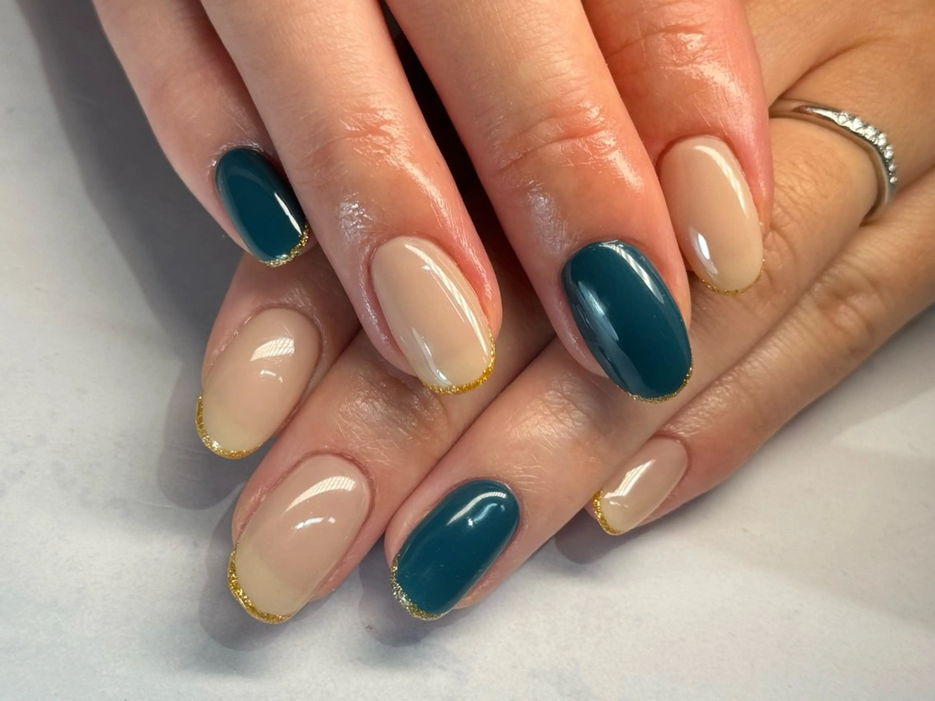 ネイル ブルー グリーン ラメ(グリッター) オフィスネイル シンプルネイル ハンドネイル MILImili nailのネイルデザイン