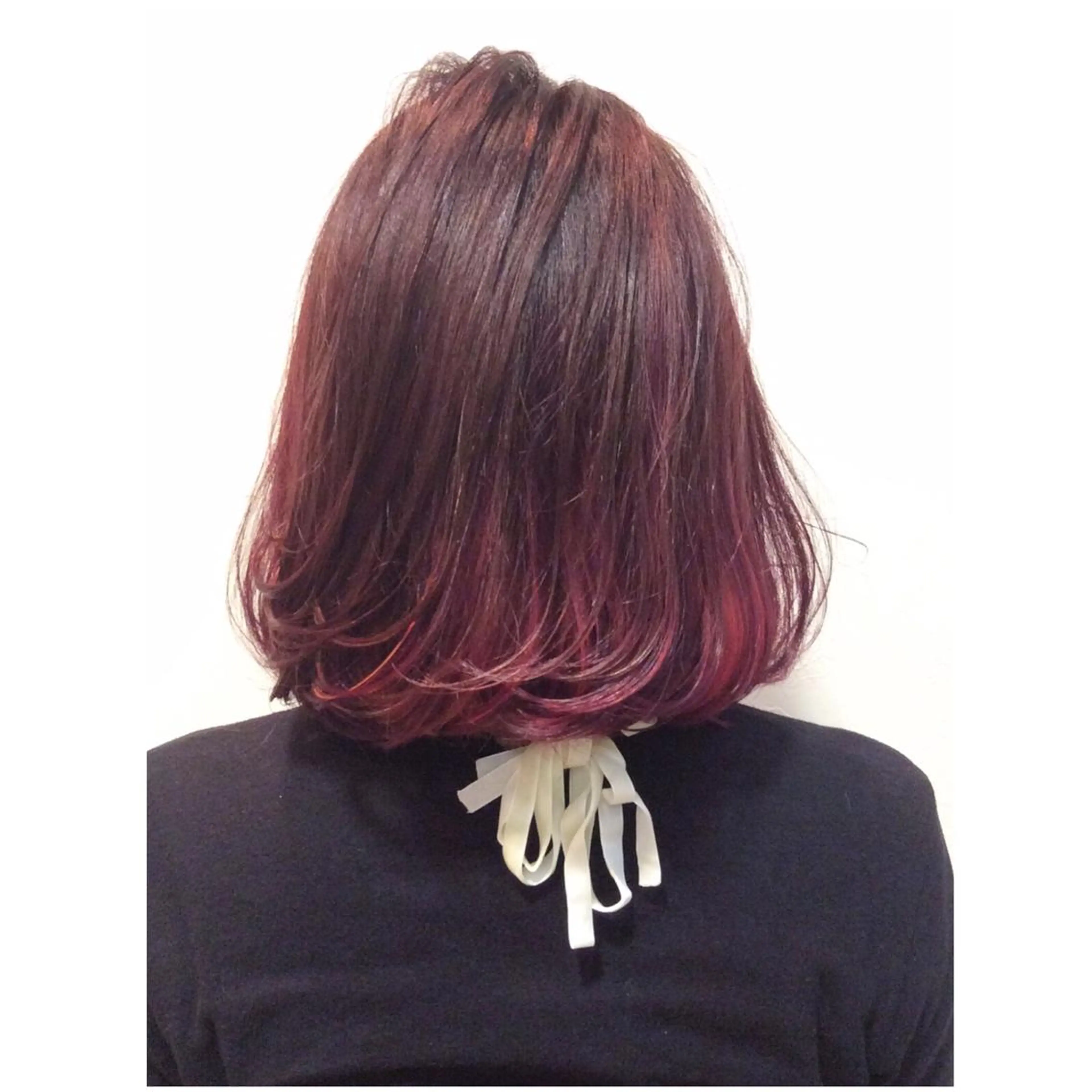 ショート ミディアム TOMOYAレイヤー ブリーチ縮毛矯正のヘアスタイル