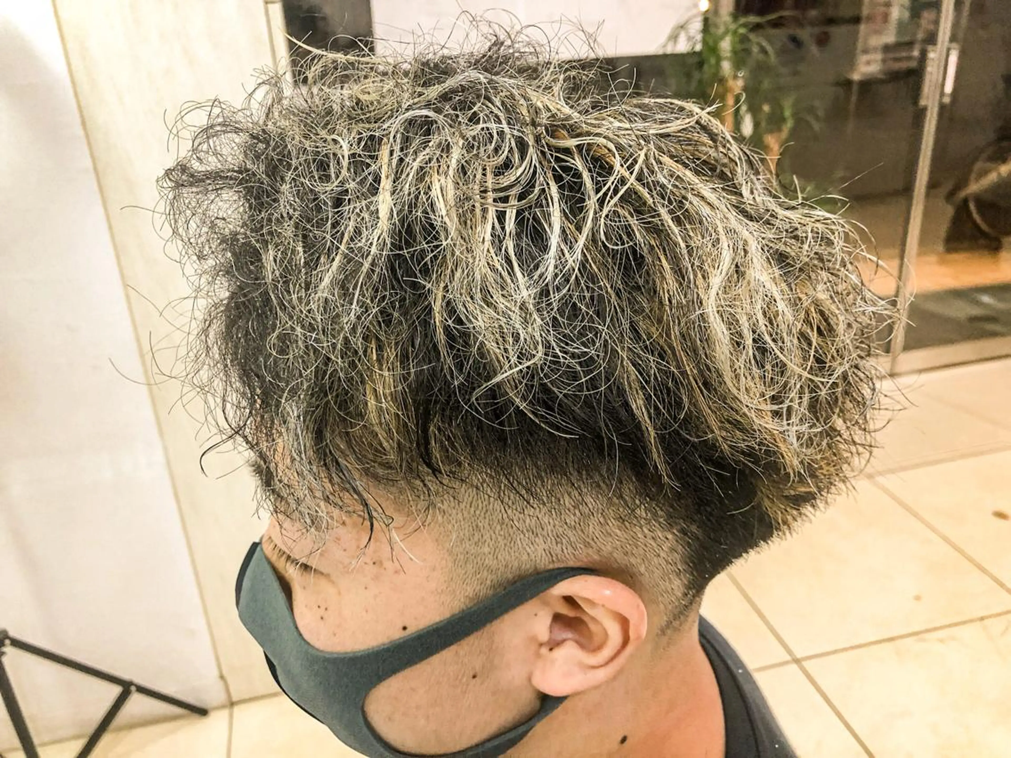 ミディアム パーマ メンズ メンズハイライト ハイライト カット ヘアカラー パーマ 毛流れヘアの達人 店長　須田龍世のヘアスタイル
