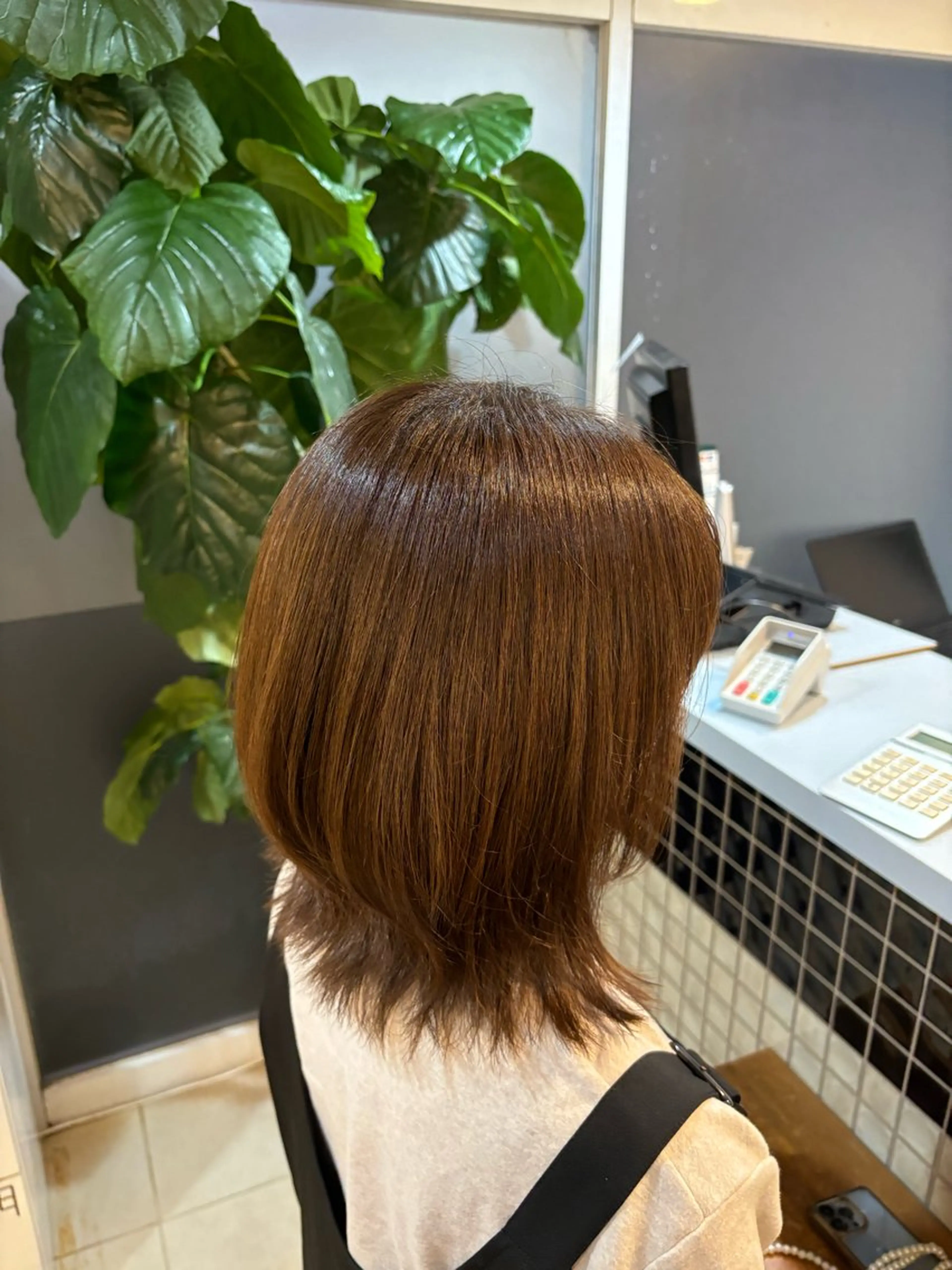 ミディアム カラー 伊藤 杏奈のヘアスタイル