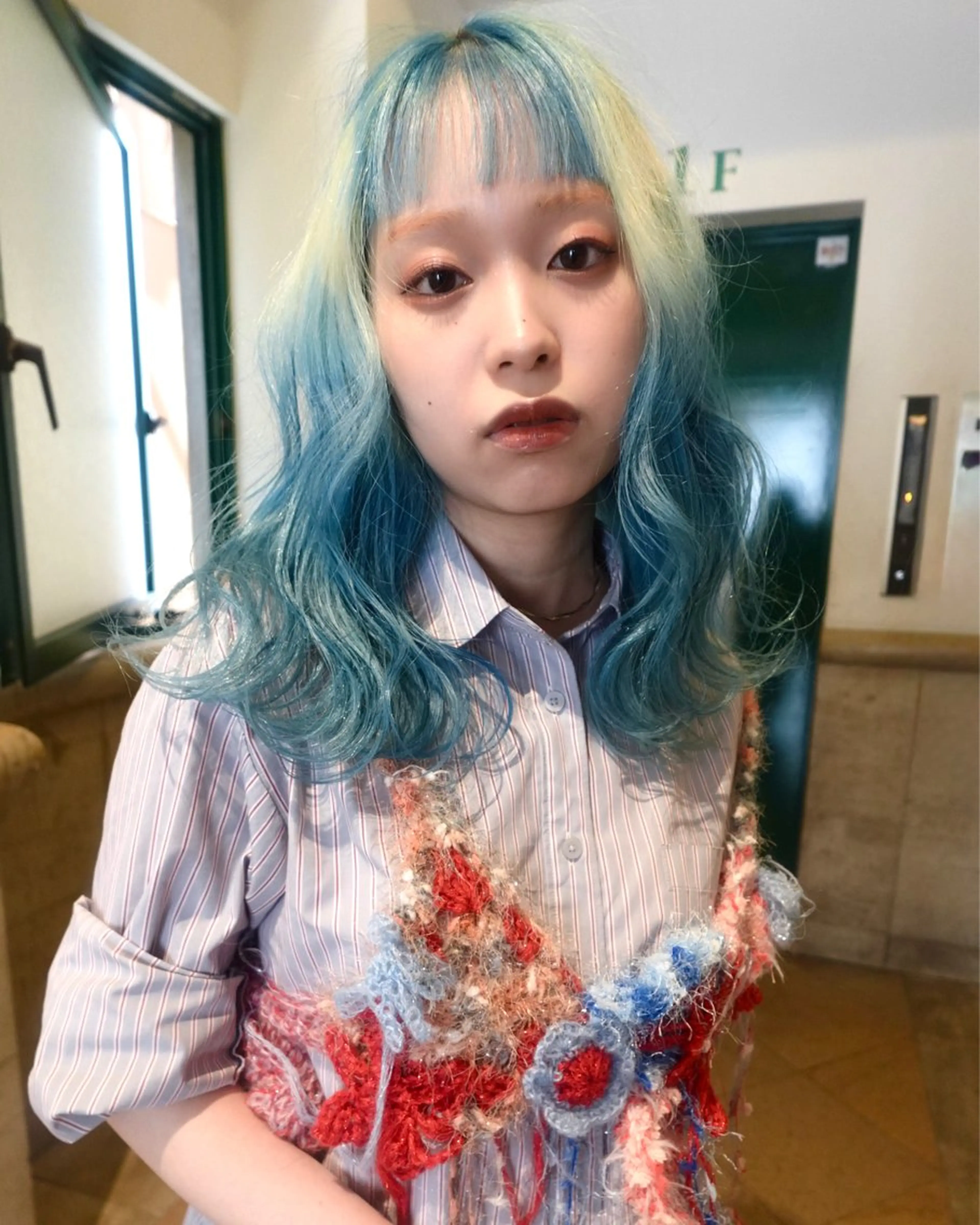 ミディアム カラー ブロンド ブルーカラー デザインカラー ホワイトブロンド ヘアカラー トリートメント RAIMA ハイトーンレイヤーのヘアスタイル