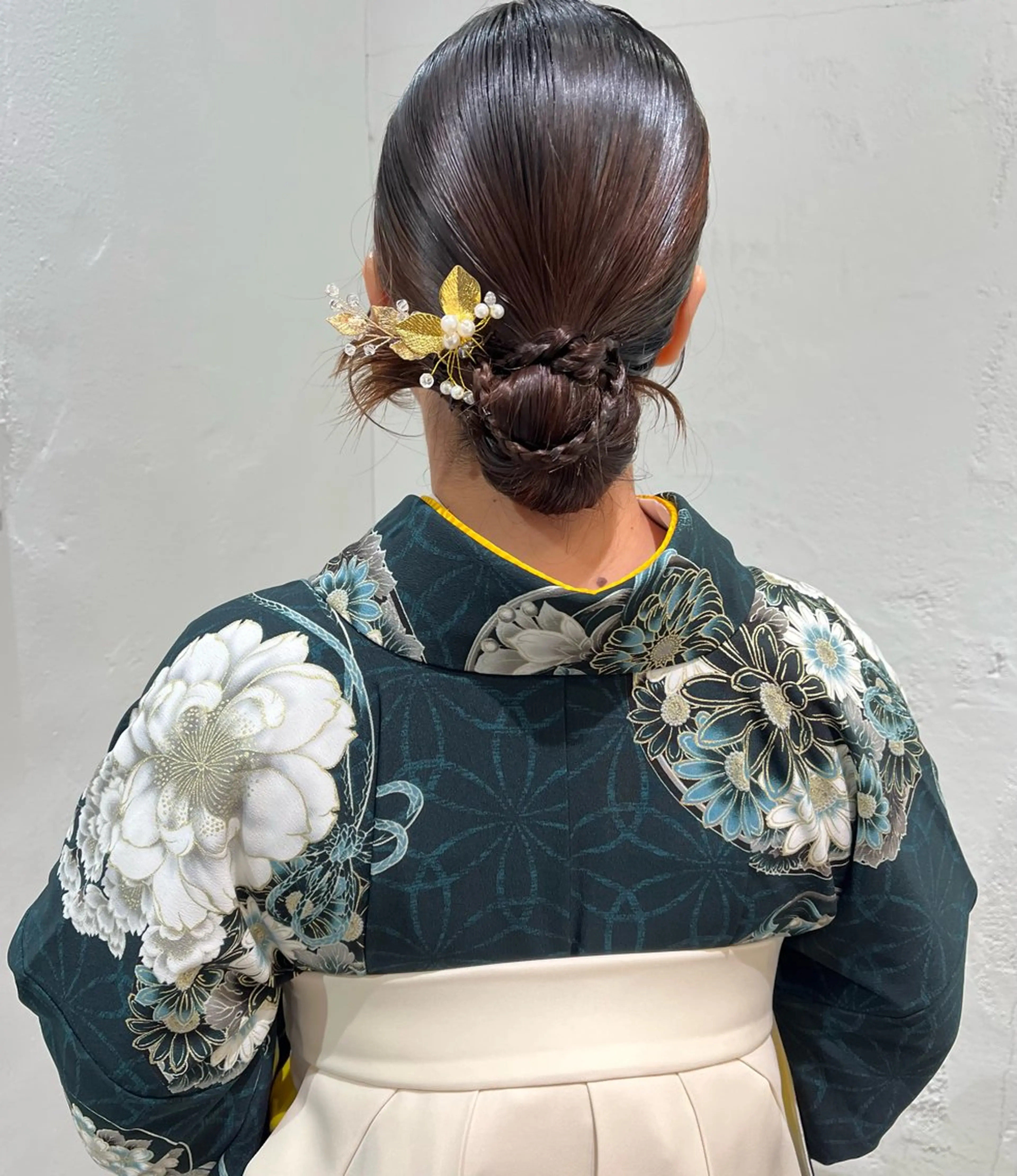 ミディアム ヘアアレンジ 三つ編み 卒業式のヘアスタイル 着付け ボブ・レイヤー／ ベージュカラーのヘアスタイル