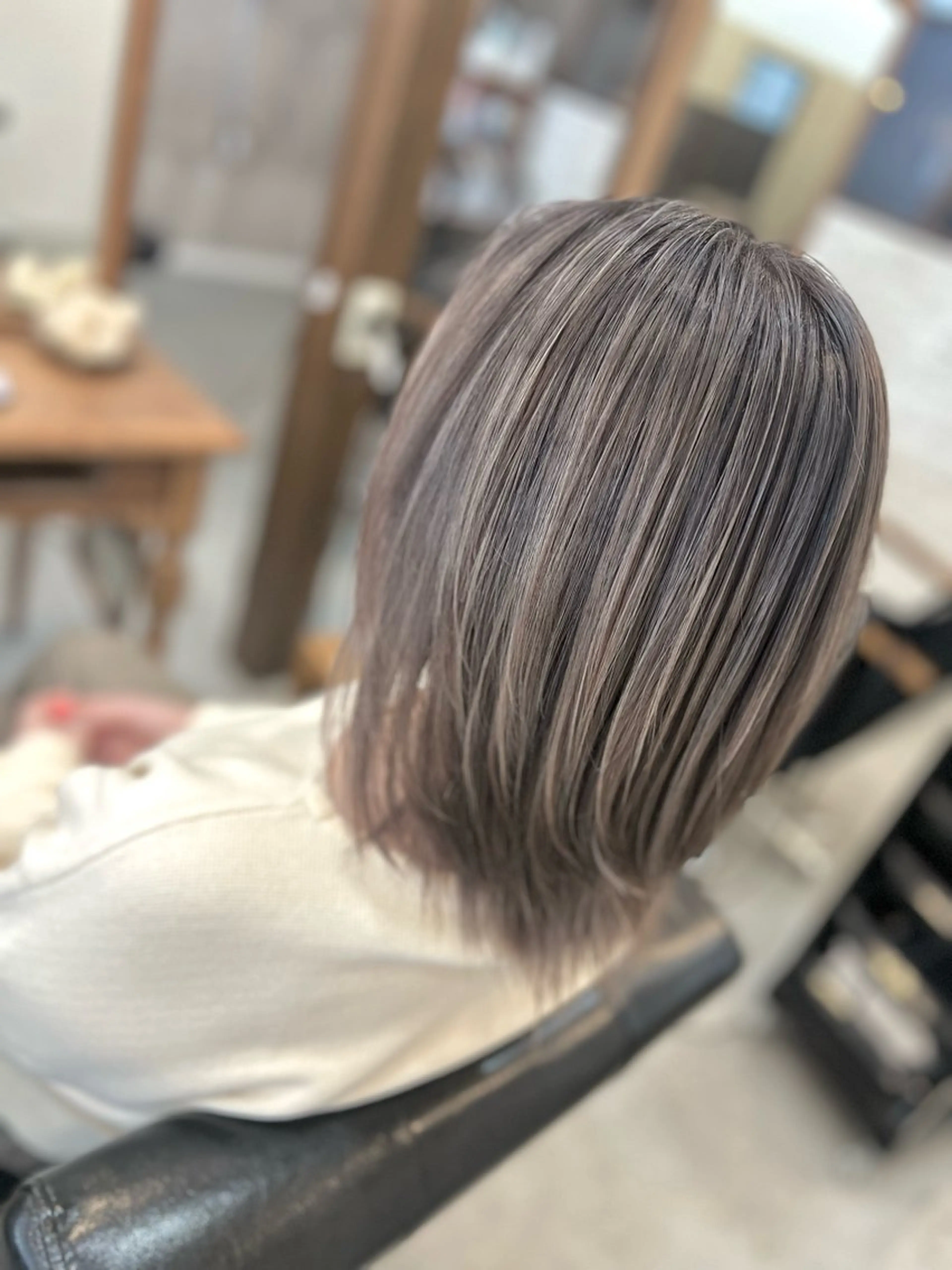 ミディアム カラー バレイヤージュ ベージュカラー ハイライトカラー ペールベージュ ハイライト ヘアカラー Style Tのヘアスタイル
