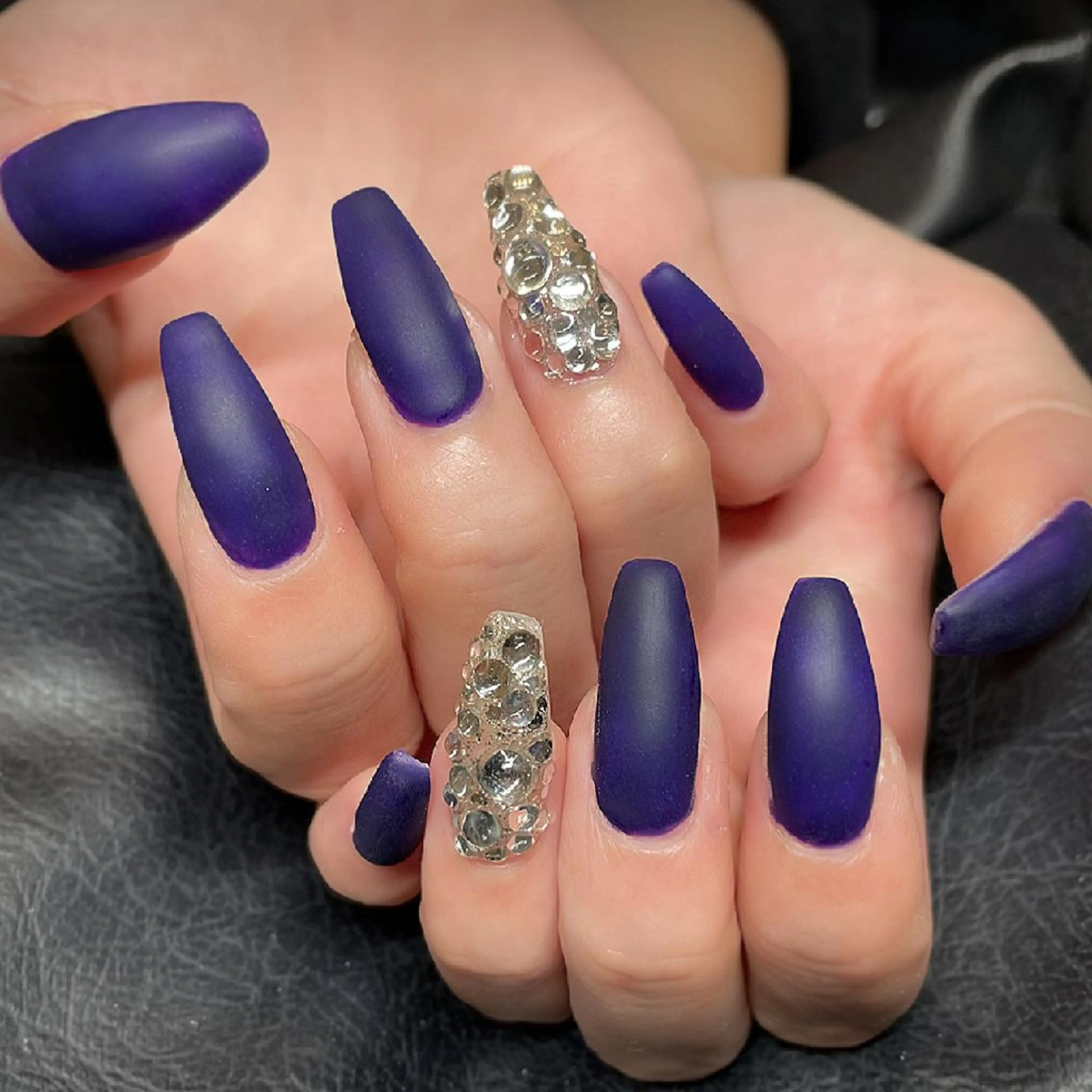 ネイル マットネイル パープル ストーンネイル ハンドネイル フットネイル AQUA NAIL所属・AQUA NAILのネイルデザイン