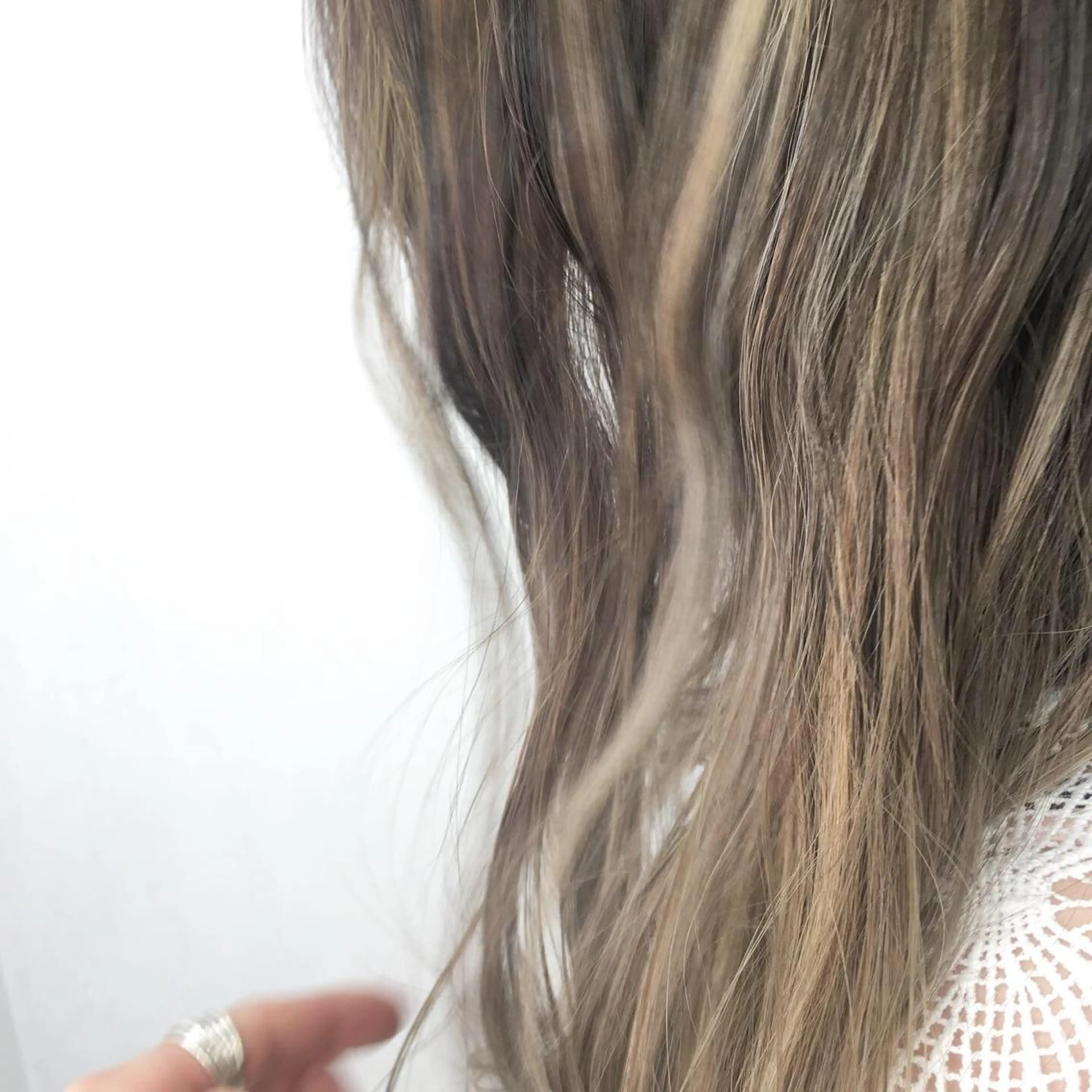 セミロング ハイライト まお♡レイヤーカット 耳ツボジュエリーのヘアスタイル