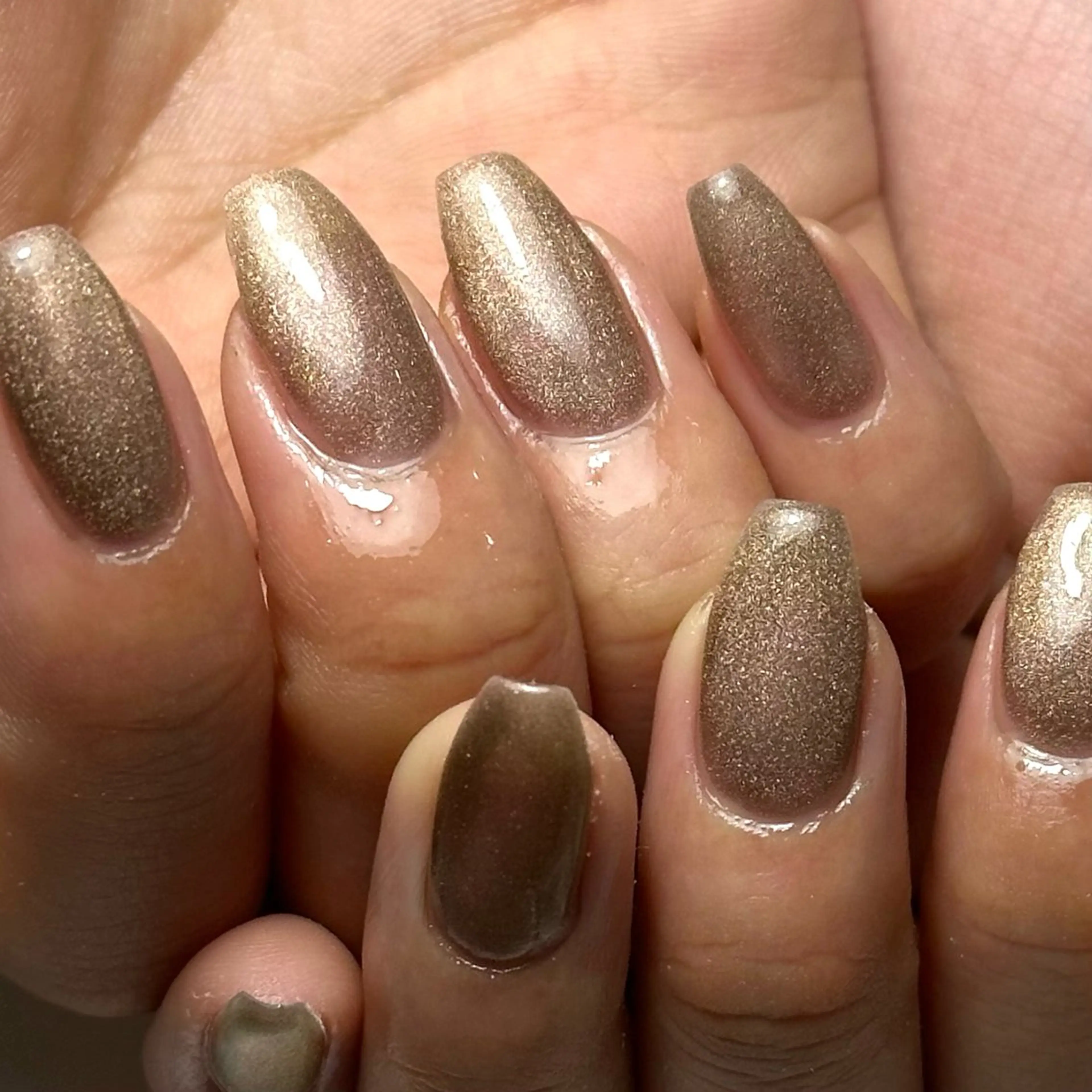 ネイル ブラウン ゴールド ラメ(グリッター) ハンドネイル Ray nail natsu🎀のネイルデザイン