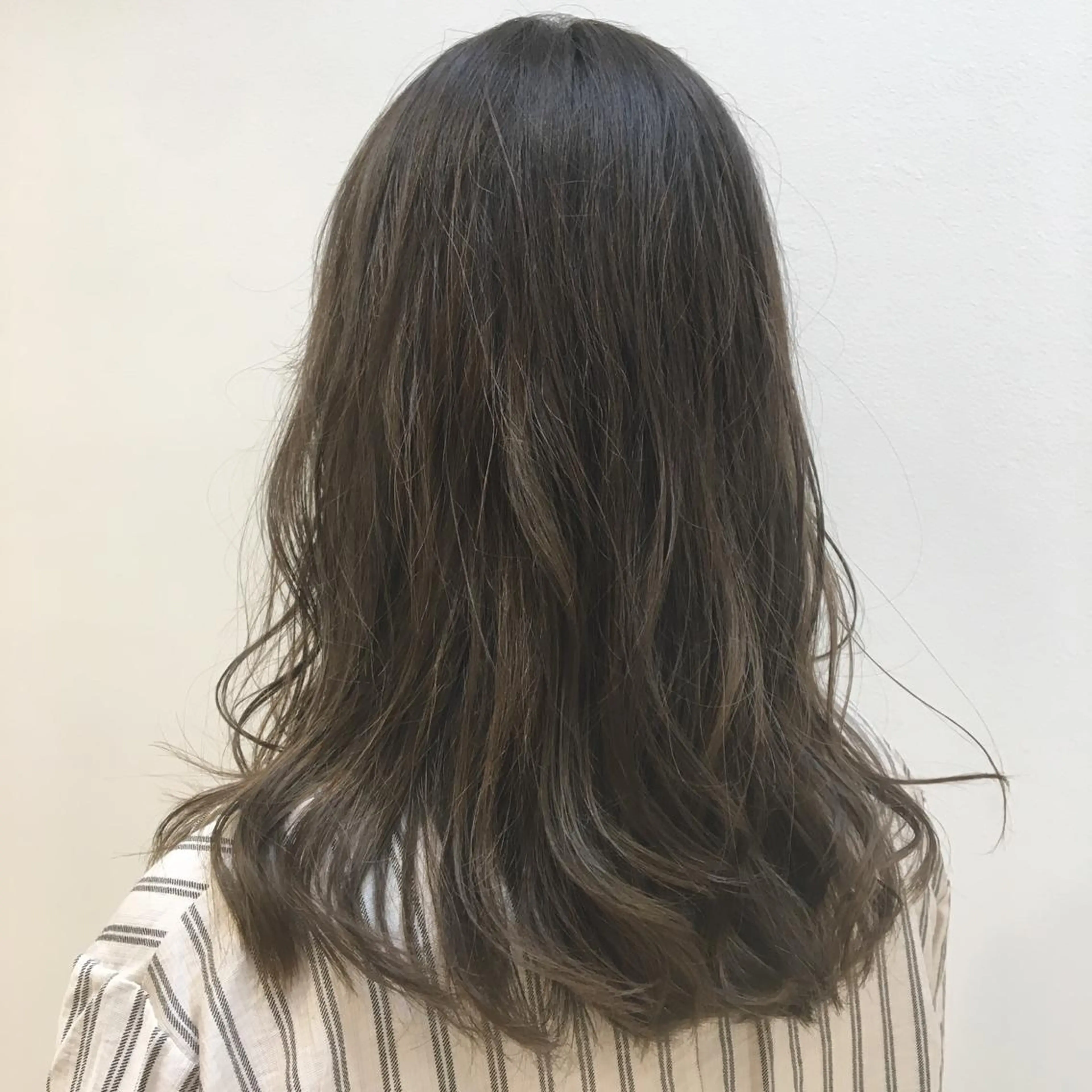 セミロング カラー loca by tree所属・うる艶暖色カラー HARUNAのヘアスタイル