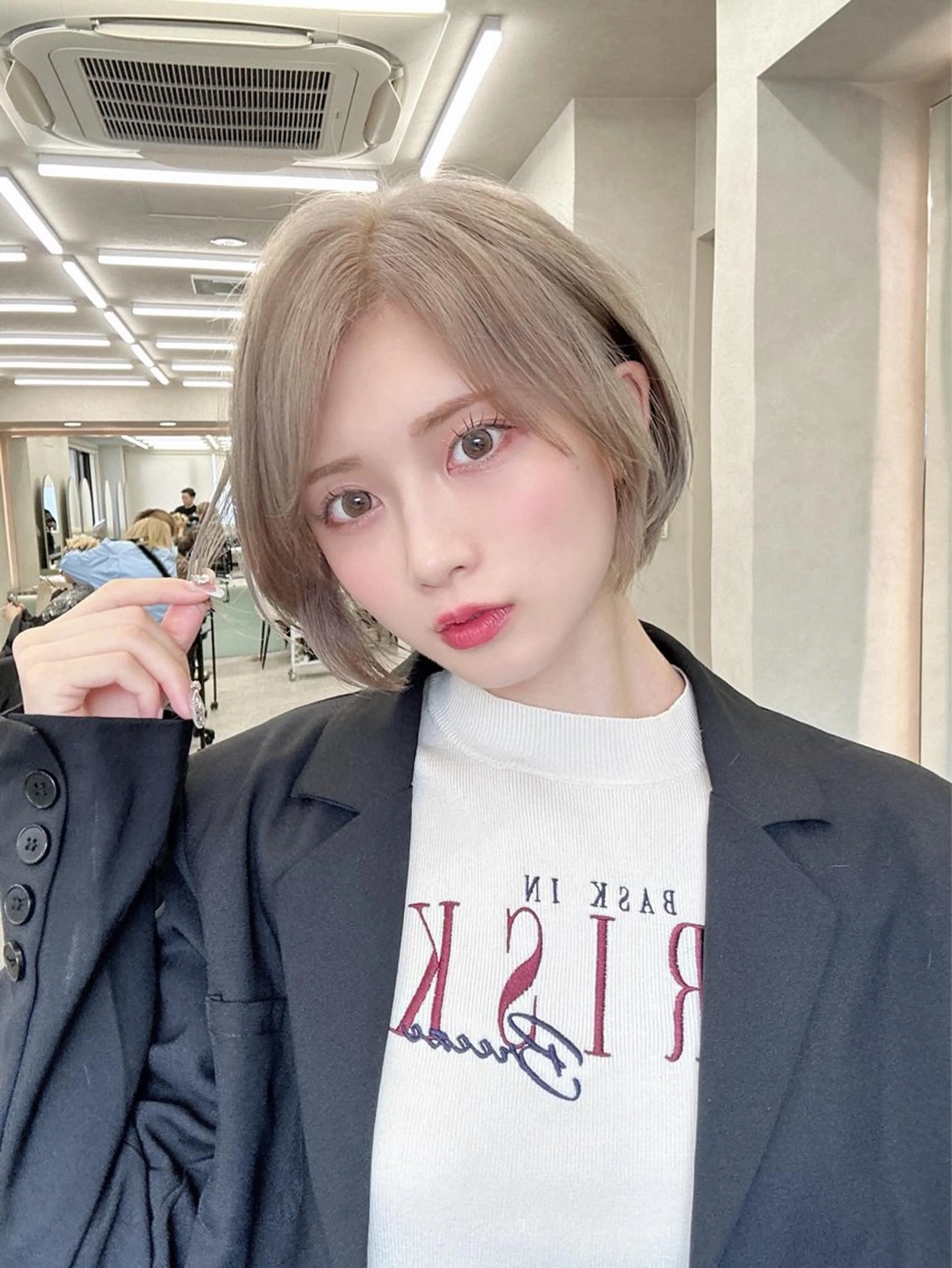 ショート カラー 💛ブリーチ&カット LEON🩶のヘアスタイル