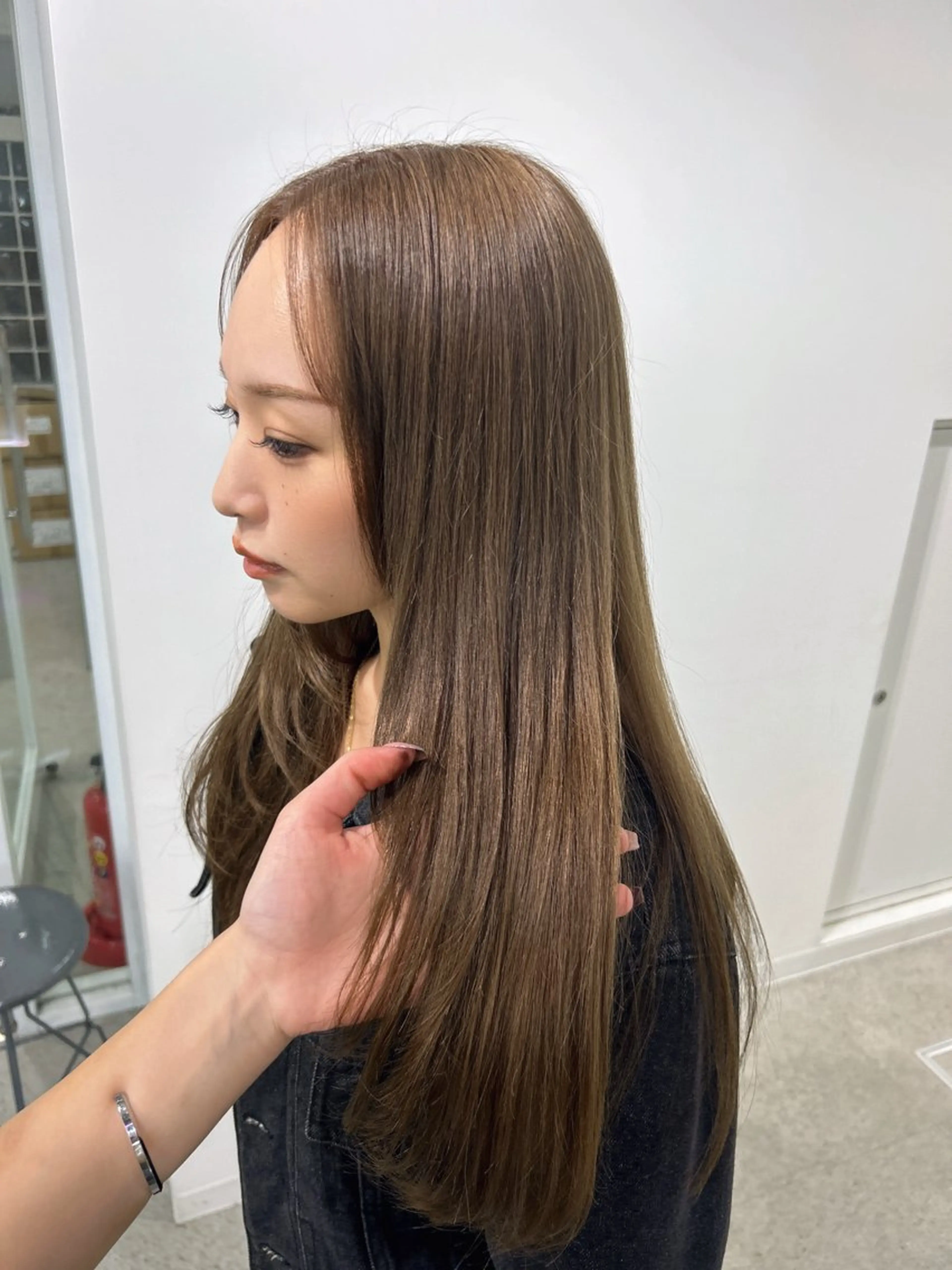 ロング カラー ベージュカラー ブリーチ 透明感カラー ダブルカラー ヘーゼル カット ヘアカラー トリートメント ヘッドスパ ヘアセット YUKA🤍ベージュ /ミルクティーのヘアスタイル