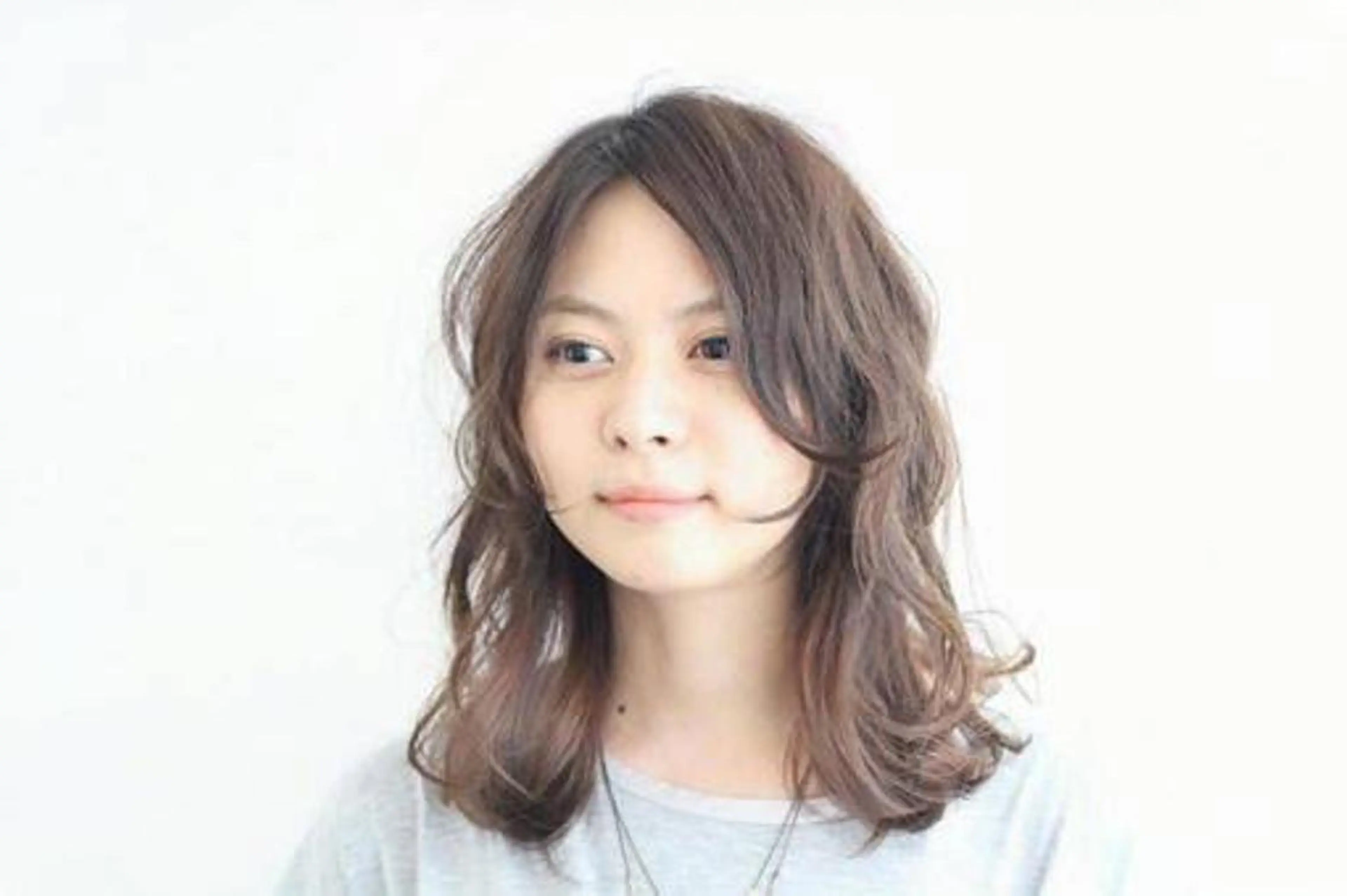 ミディアム パーマ 大阪ウルフカット ハッシュカットのヘアスタイル