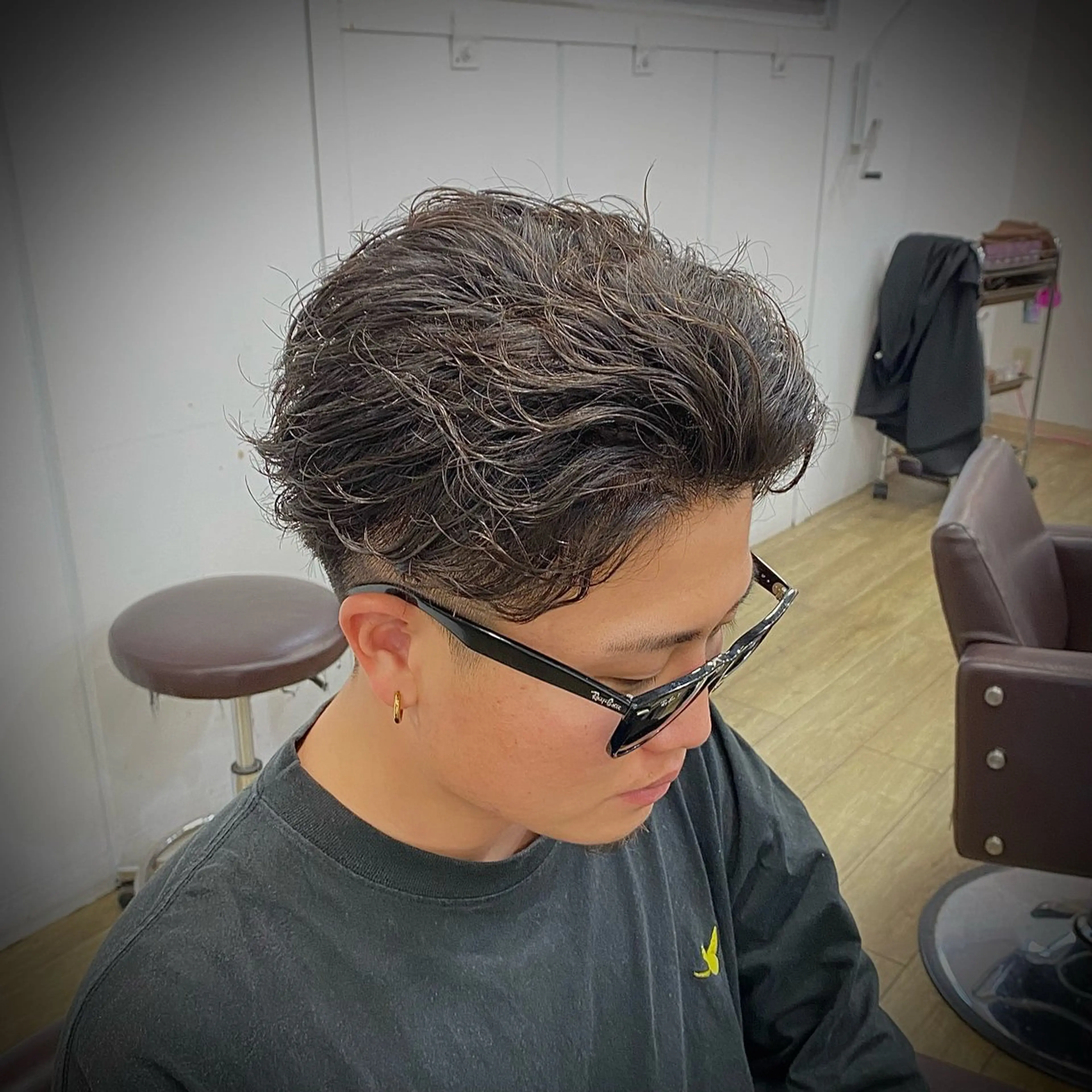 ショート カラー パーマ メンズ オールバック メンズパーマ ブラウンカラー men's hair salon First藤沢店所属・ツイスパ/波巻き/ サーフ/嶋田就斗のヘアスタイル