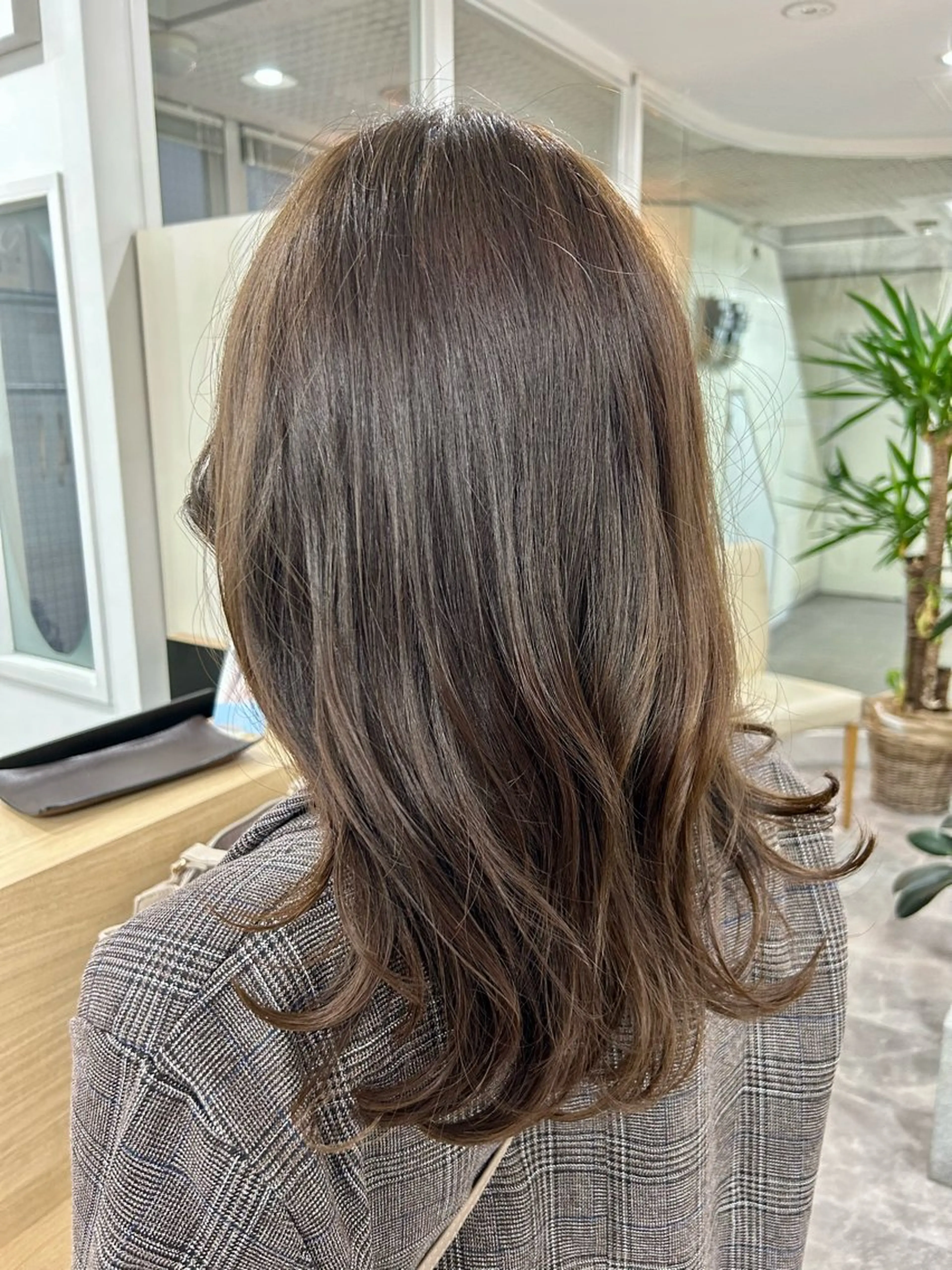 ミディアム カラー カット ヘアカラー トリートメント グレージュ 小林　遼のヘアスタイル