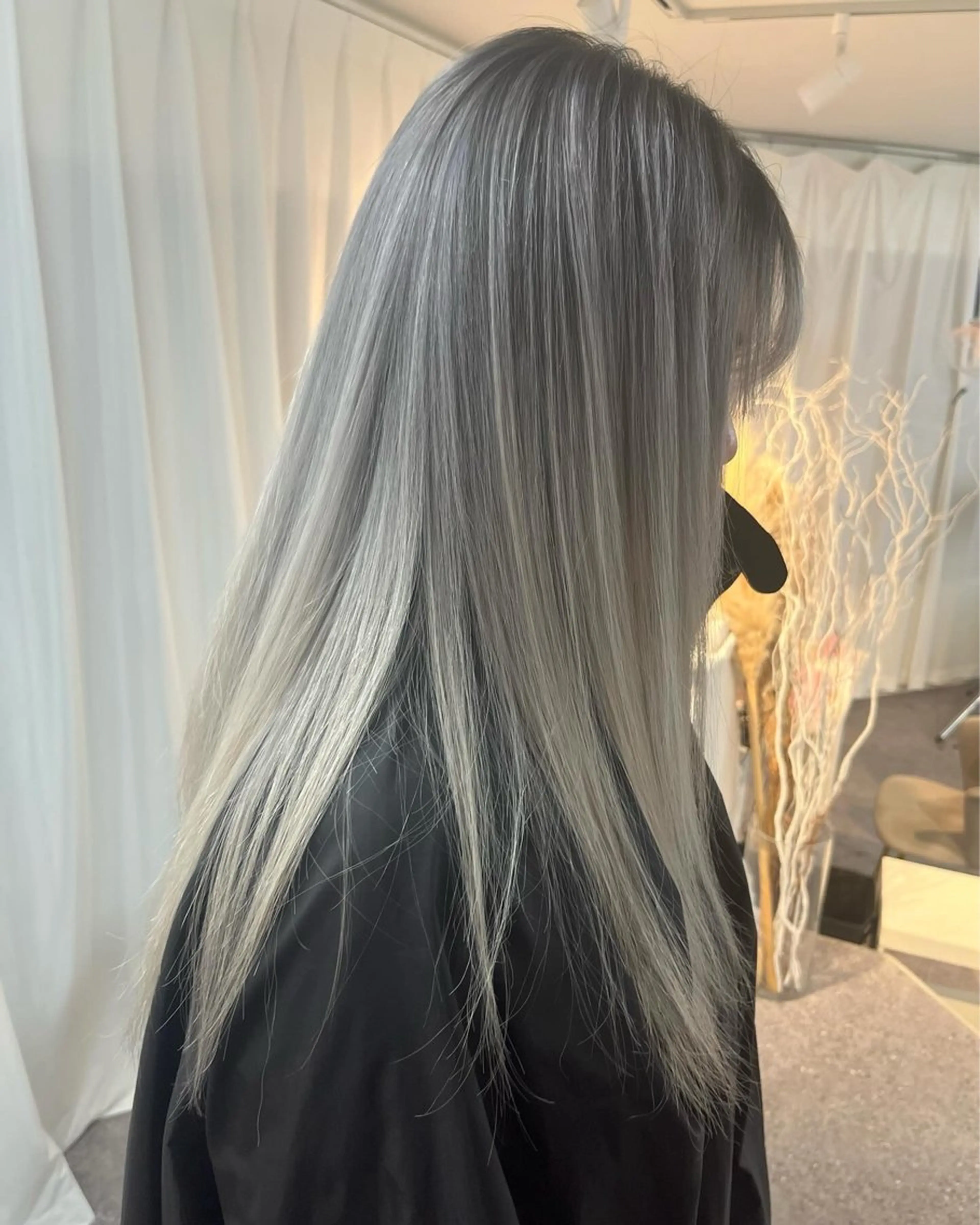 ロング アブアイ所属・🌈艶髪ハイトーン SENAのヘアスタイル