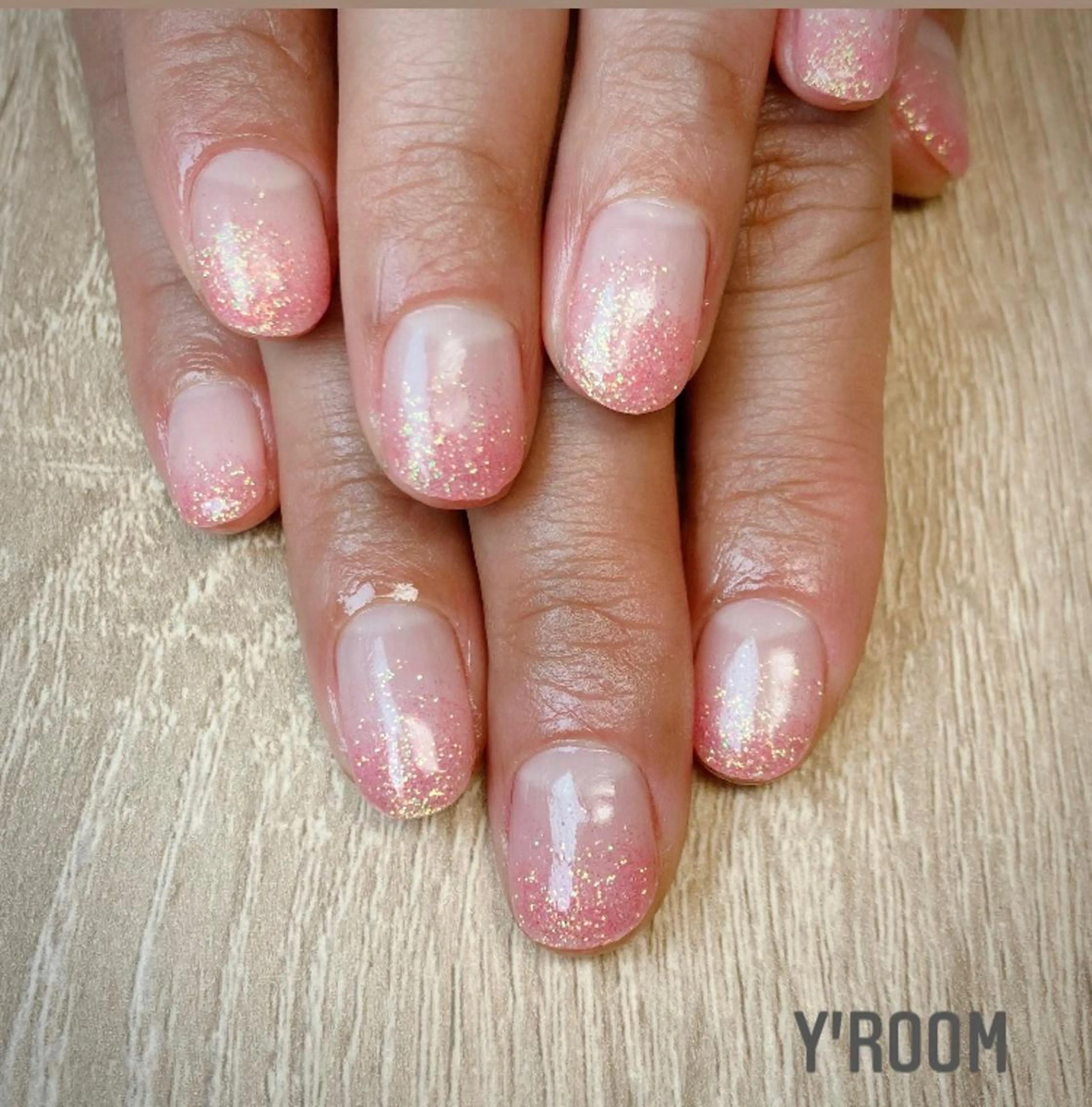 ネイル オーロラネイル フラッシュネイル フットネイル ジェルネイル 氷ネイル・うるうるネイル ハンドネイル YUKA （ネイリスト）のネイルデザイン
