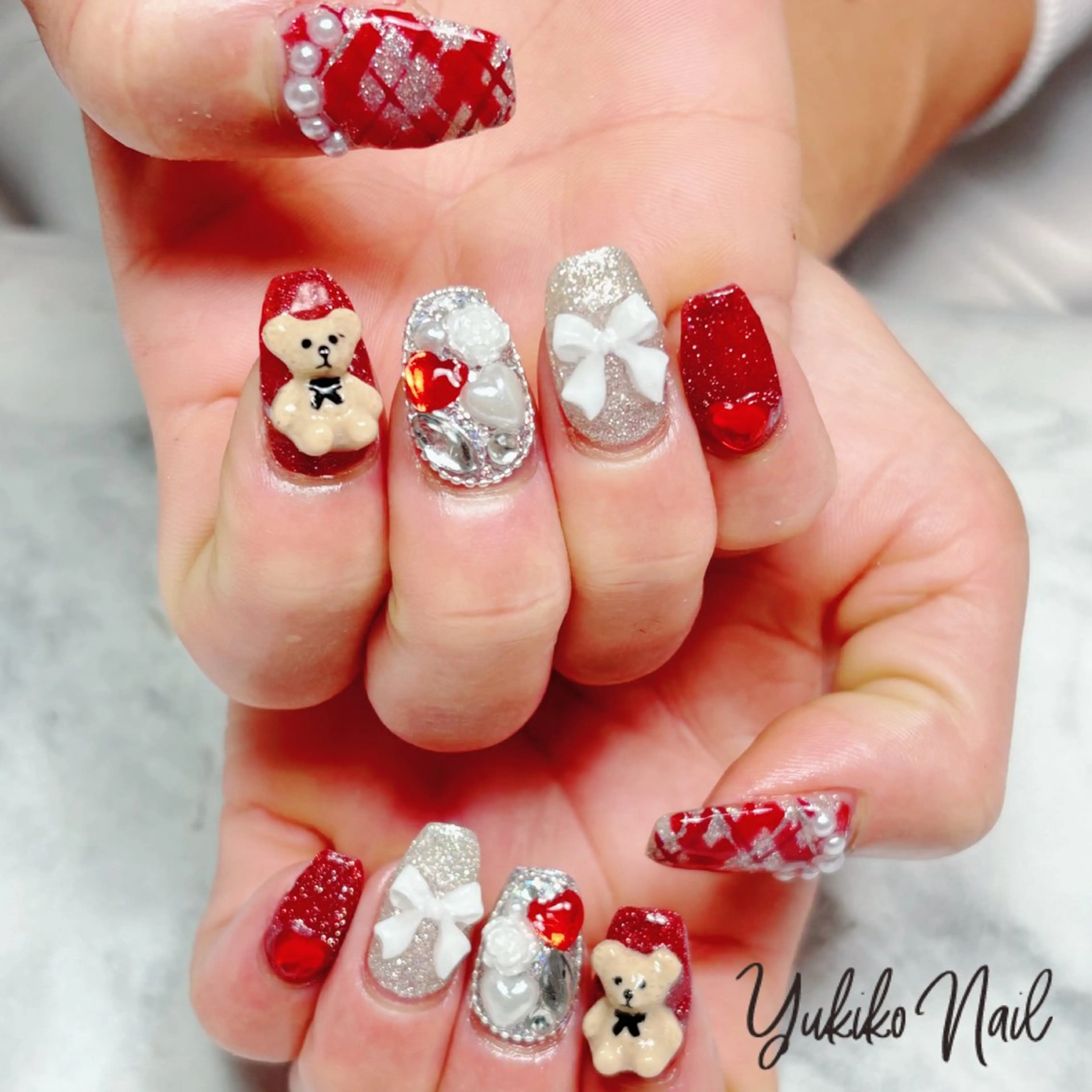 ネイル ガーリー 赤色 リボン シルバー ワンホンネイル ハンドネイル ユキコ ネイルのネイルデザイン