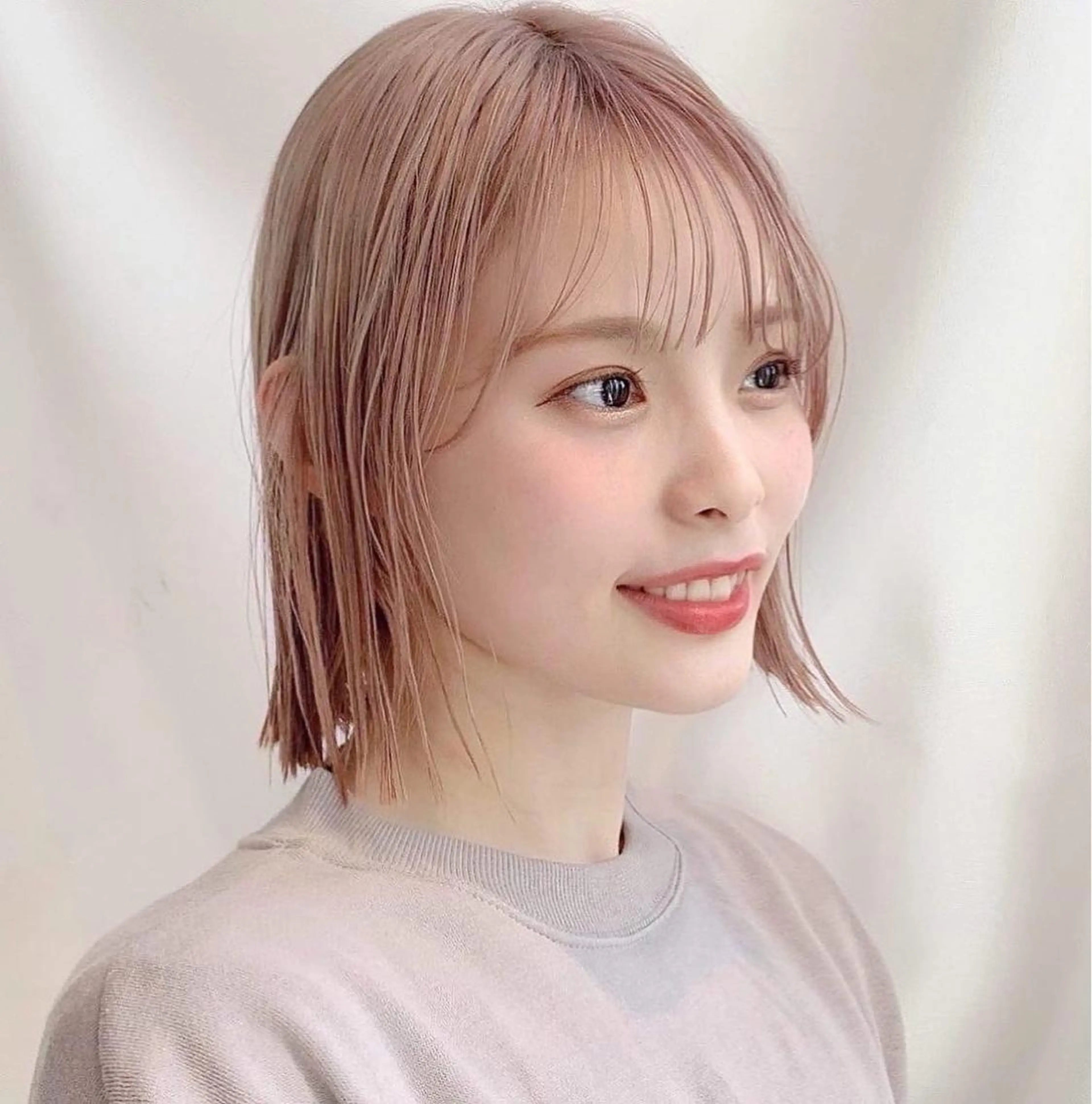 ミディアム カラー 切りっぱなしボブ ブリーチ グレージュ イルミナカラー インナーカラー カット ヘアカラー トリートメント ニュアンスレイヤー ハイトーンカラーのヘアスタイル