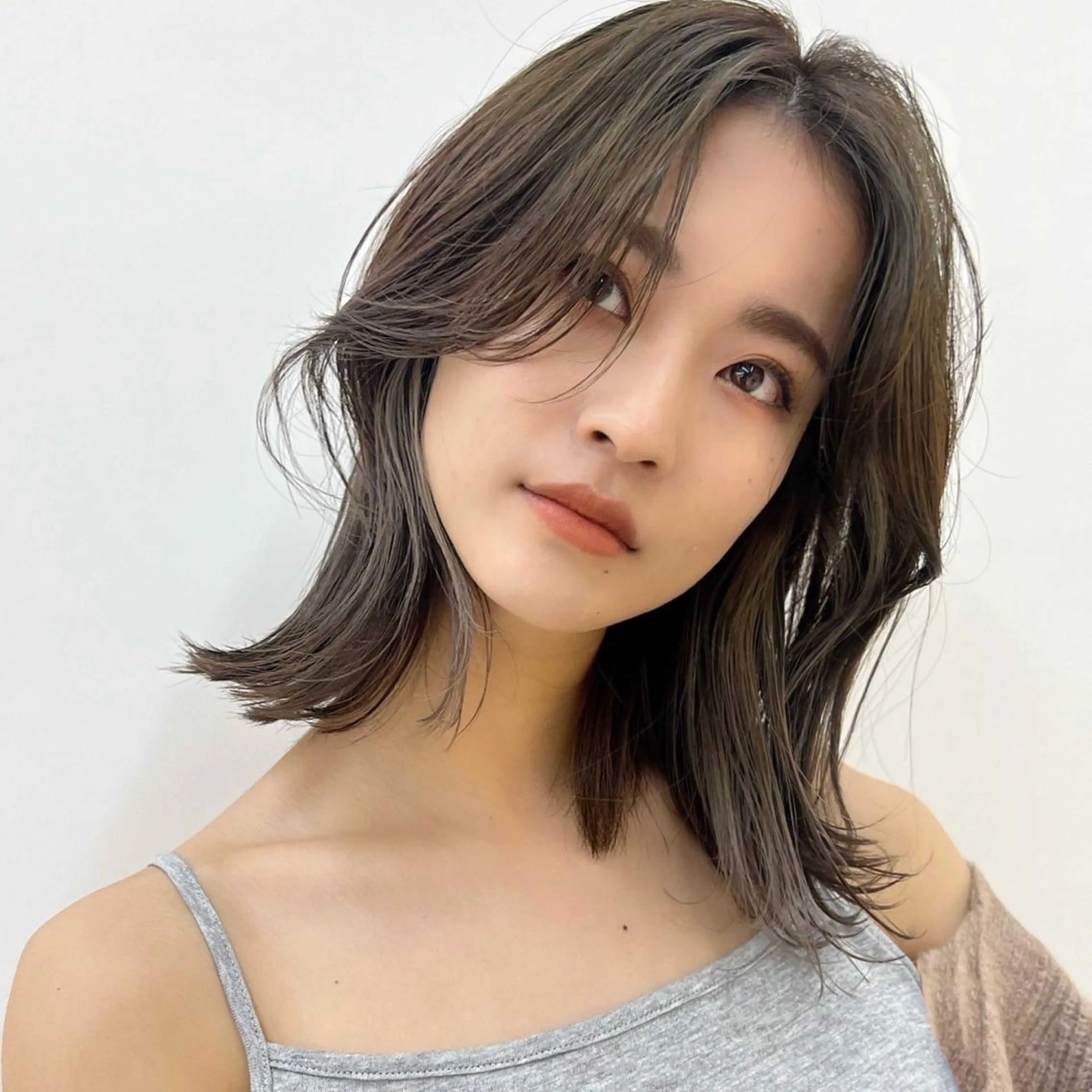 ミディアム カラー ベージュカラー グレージュ ボブ くびれヘア くせ毛 ヘアカラー トリートメント ニュアンスレイヤー ハイトーンカラーのヘアスタイル