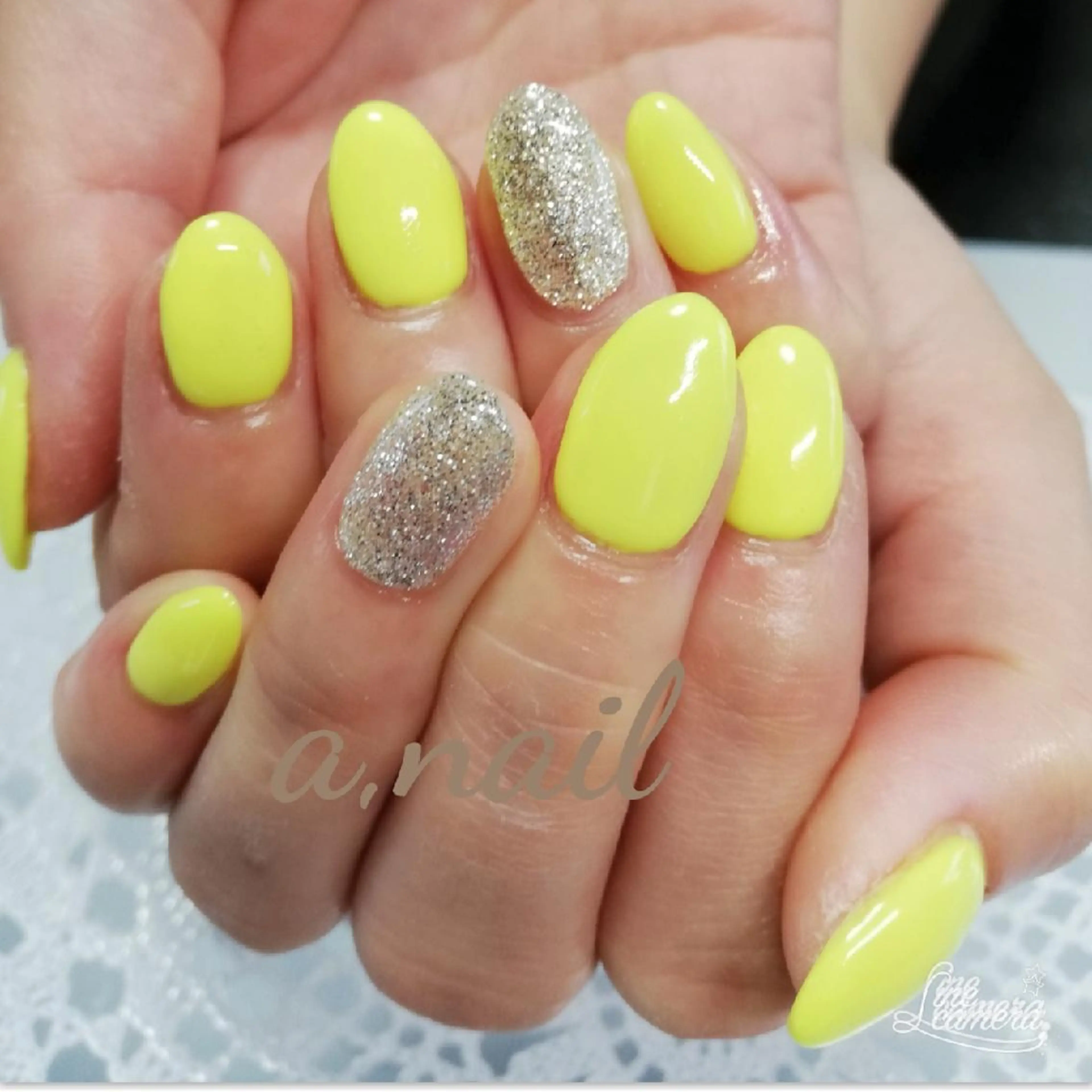 ネイル キラキラネイル ラメ(グリッター) シルバー シンプルネイル 黄色 ハンドネイル ネイルサロン エーネイルのネイルデザイン