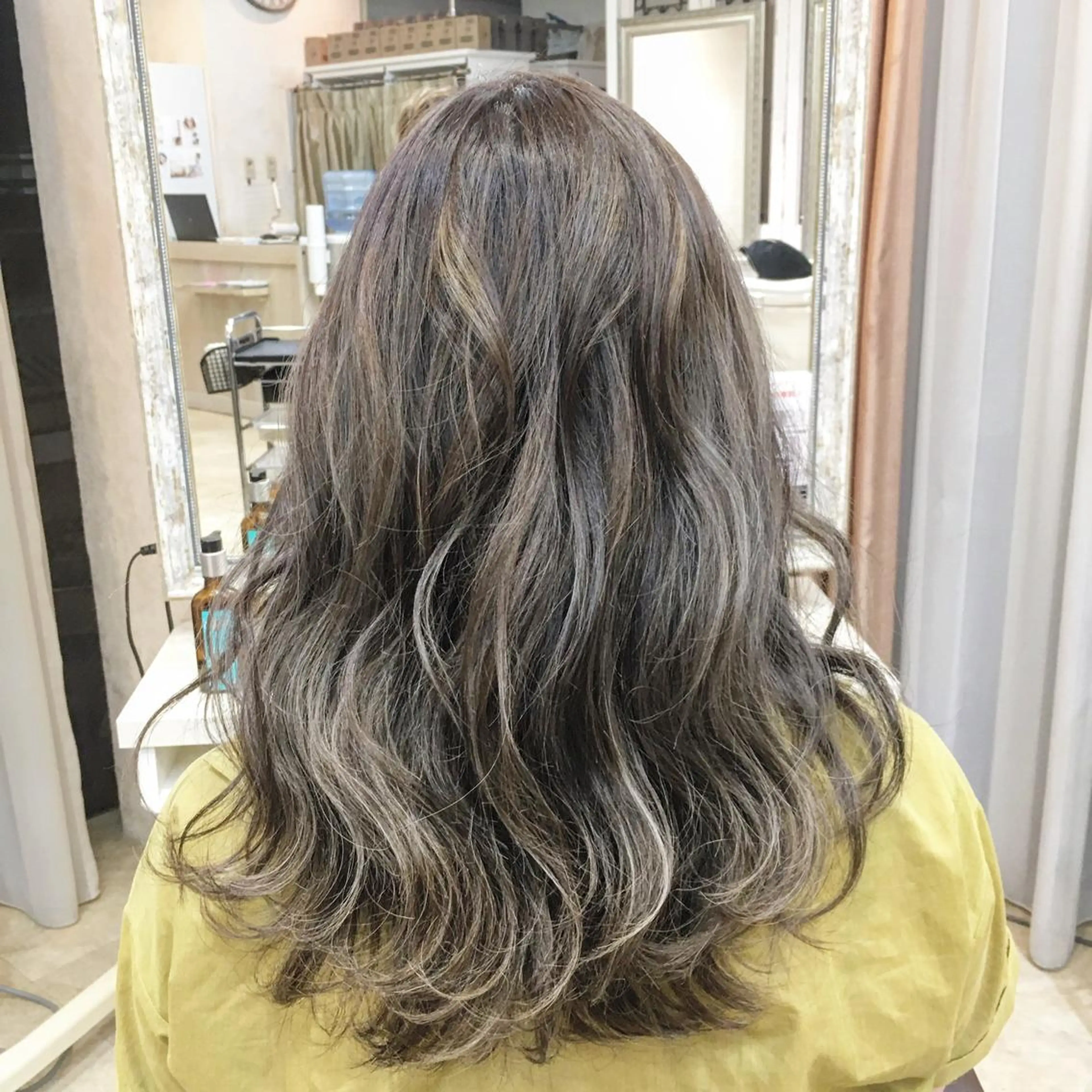 ミディアム カラー パーマ ヘアアレンジ メンズ キッズ ネイル マツエク・マツパ 結婚式・ブライダル ミディアムパーマ メンズバレイヤージュ センターパート メンズハイライト 角床直哉 カラーカットNO 1のヘアスタイル