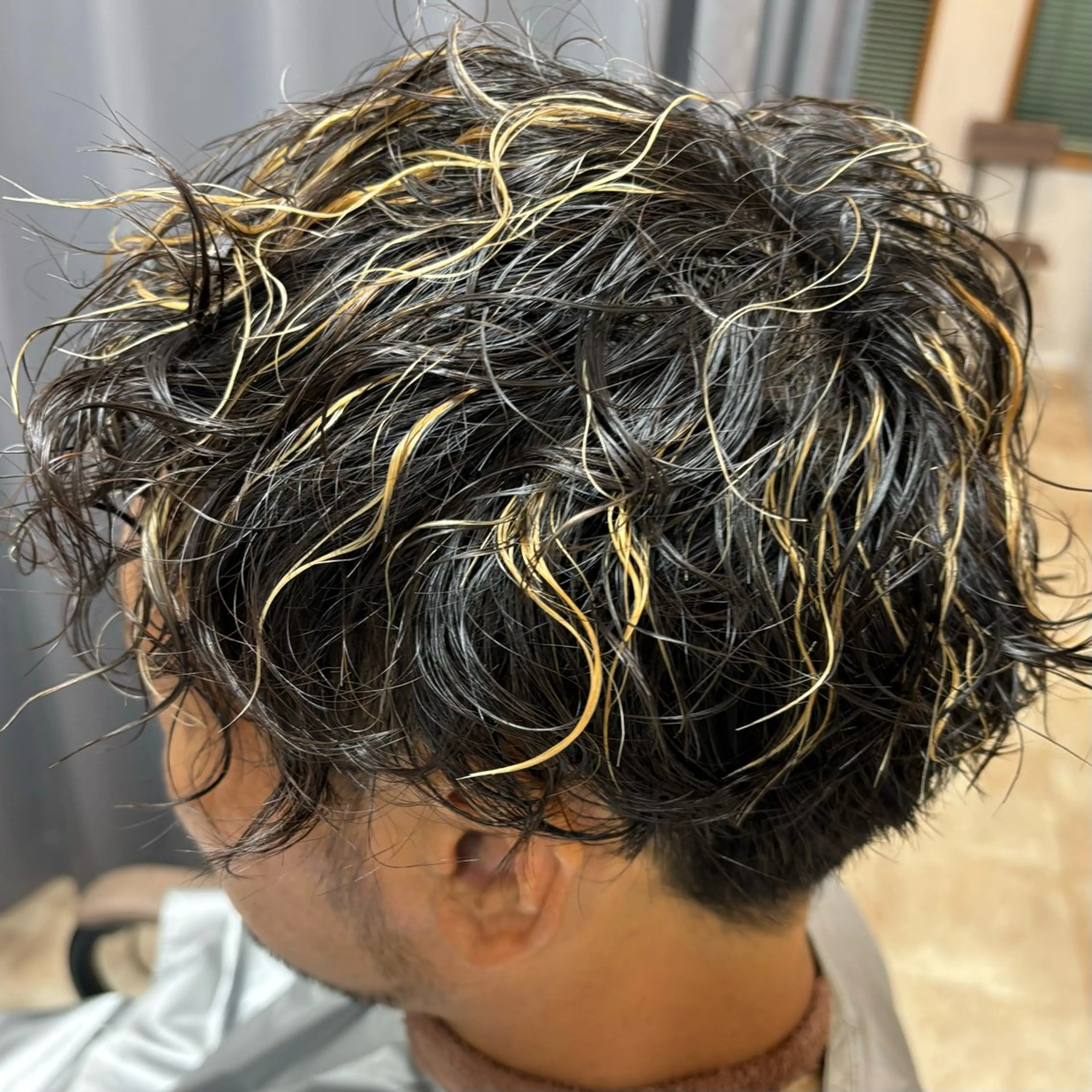ミディアム パーマ メンズ ミディアムパーマ メンズブリーチ メンズパーマ スパイラルパーマ 竹内 滉太のヘアスタイル
