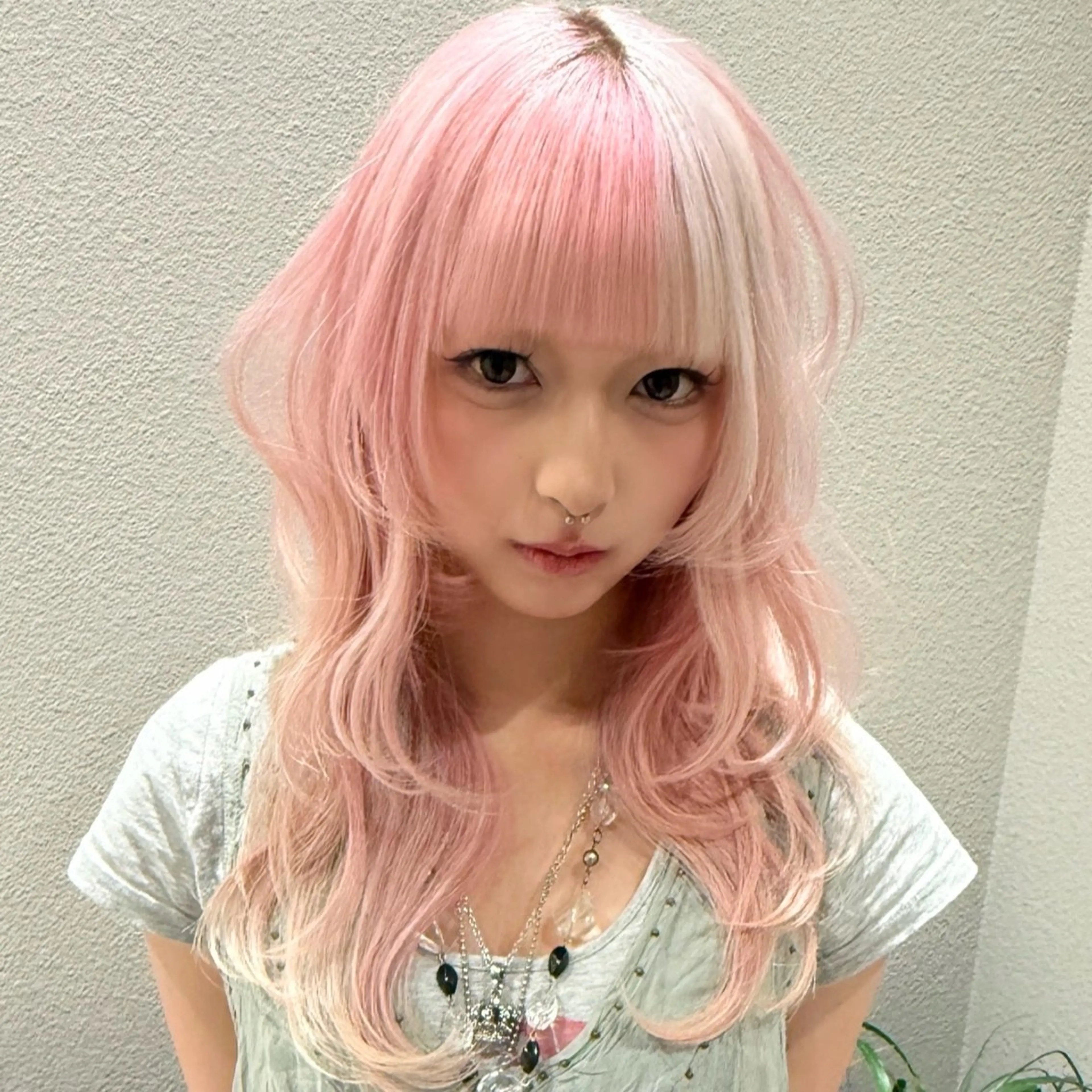 ミディアム カラー ブリーチ ハイトーンカラー ピンクカラー ホワイトピンク ヘアカラー 🔥複雑履歴ブリーチ の天才たってぃー🔥のヘアスタイル