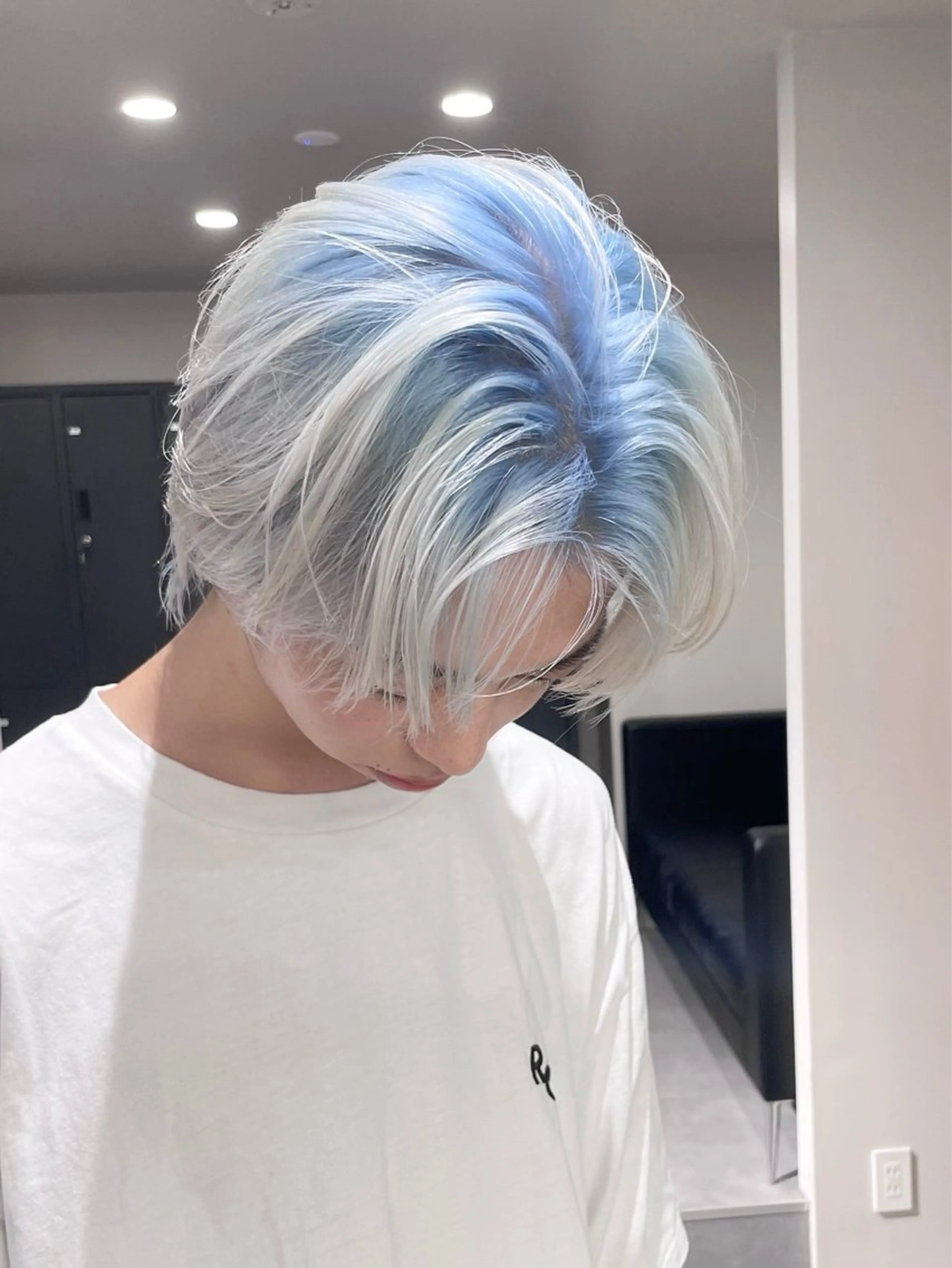 ミディアム カラー メンズ メンズハイトーン ブルーカラー デザインカラー ハイトーンカラー ヘアカラー トリートメント ブリーチ特化 ハイトーンRYOYAのヘアスタイル