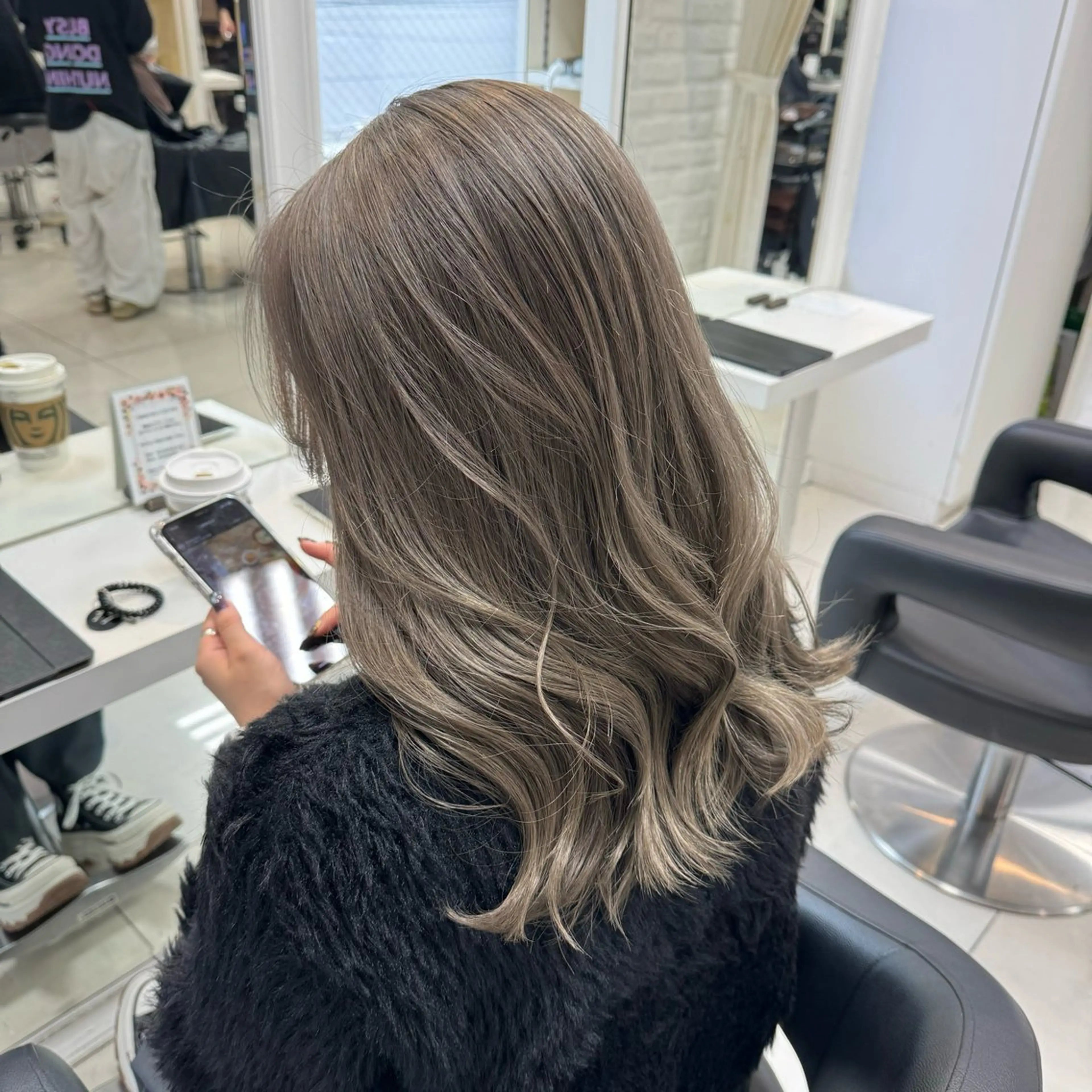セミロング カラー ベージュカラー ブリーチ イルミナカラー シルバー シルバーベージュ カット ヘアカラー トリートメント 【デザインカラー】 粥川佳日望のヘアスタイル