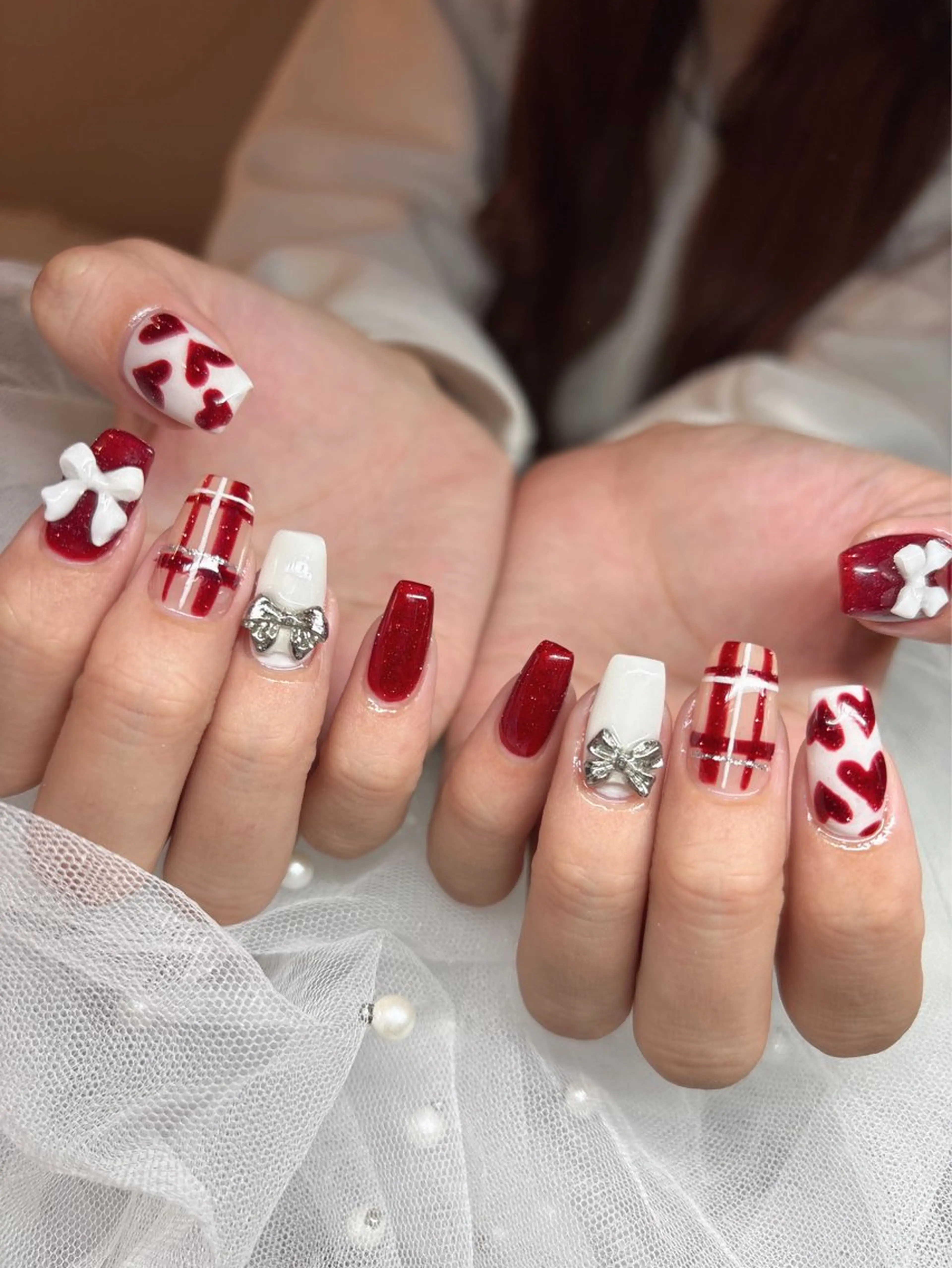 ネイル 赤色 リボン スクエアネイル 冬ネイル クリスマス ハンドネイル happiness nailのネイルデザイン
