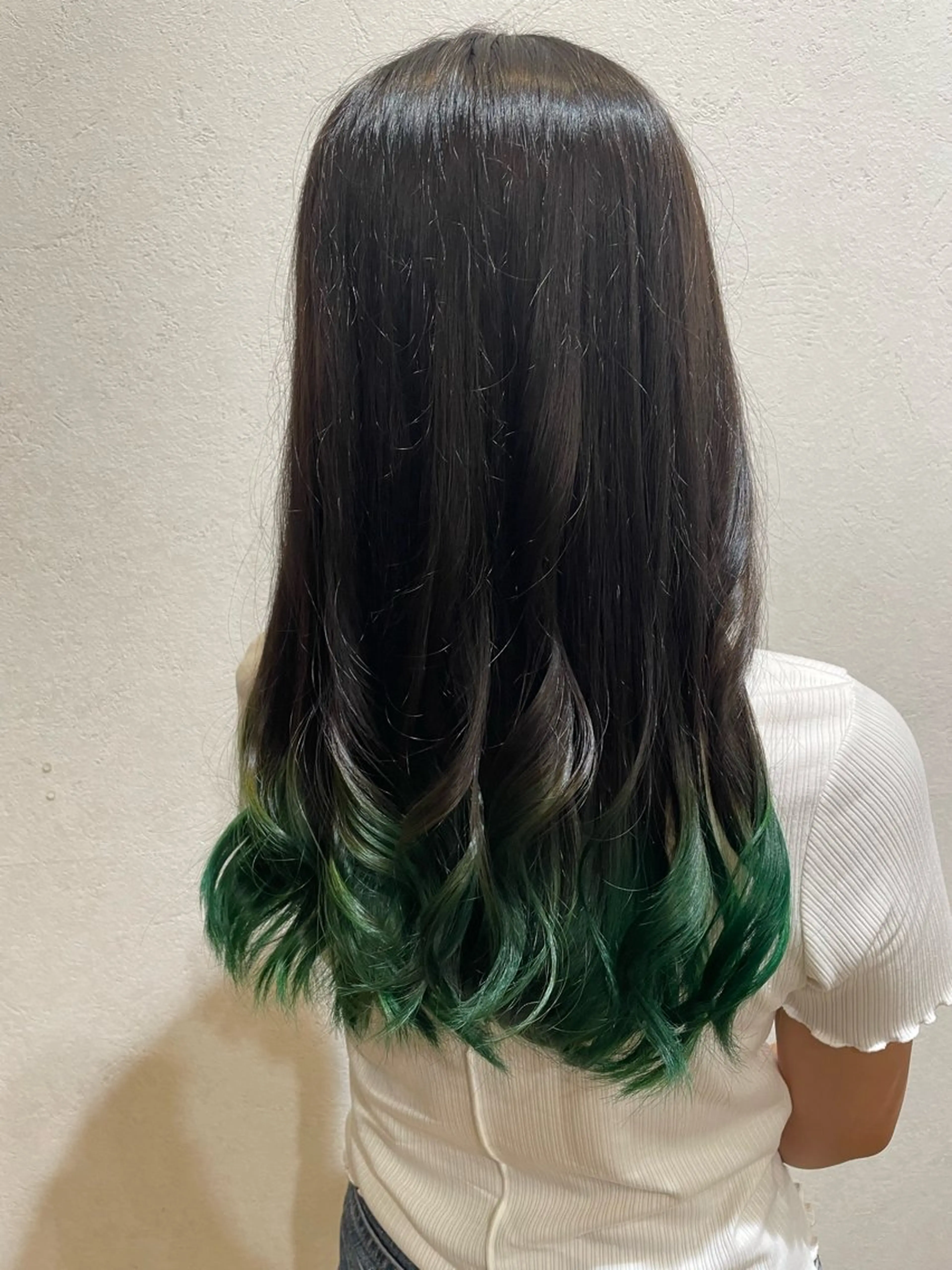 カラー 岡村 真子のヘアスタイル