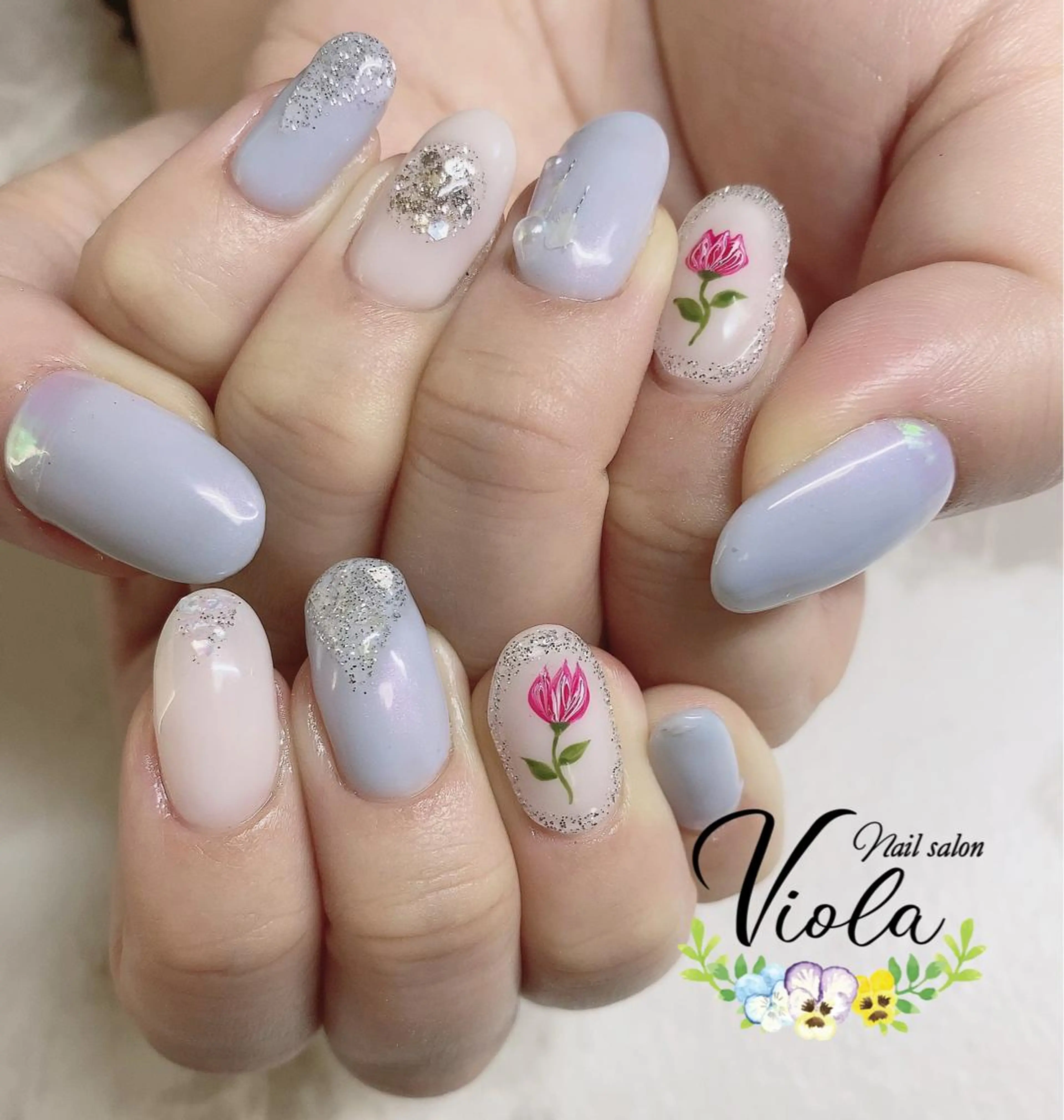 ネイル アートネイル ブルー ラメ(グリッター) 春ネイル ホワイト ハンドネイル Nailsalon Viola所属・ネイルサロン Violaのネイルデザイン